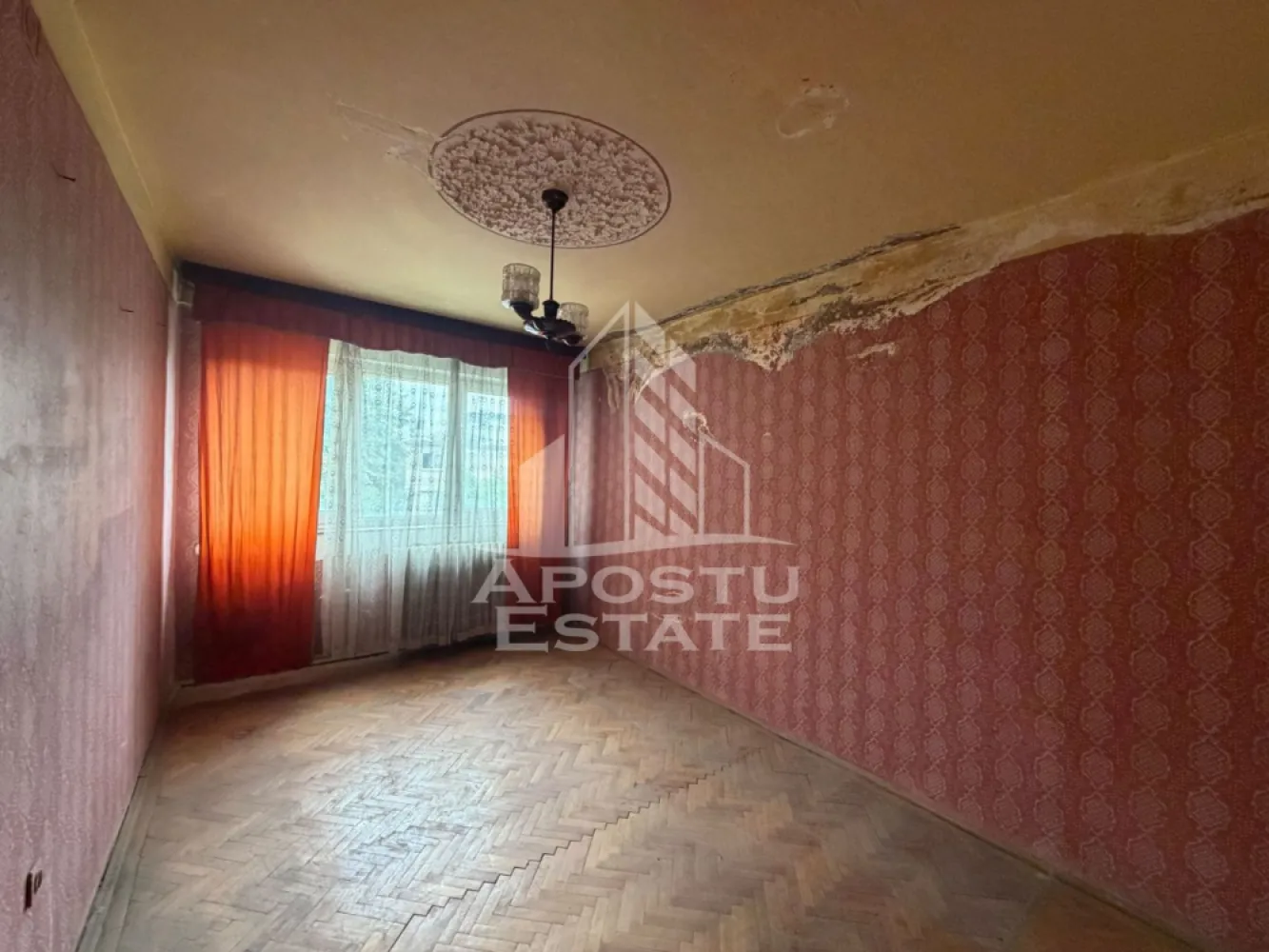 Apartament cu 3 camere , Zona Dacia, Timisoara - Agenţia imobiliara Apostu Estate va propune spre vânzare un apartament nou cu 3 camere deocamdate, situat în zona Dacia ,una dintre cele mai căutate zone din Timisoara . Ideal atât pentru locuinţa proprie , cat si pentru investiţie

Imobilul este amplasat la etajul 4 din 4 şi beneficiază de o suprafaţă utila de 64 mp si un balcon mare

Compartimentare :
-Bucătărie 
-Living 
-2 dormitoare 
-Baie cu cada
-Balcon deschis

Confortul termic este asigurat prin intermediul colterm , încălzirea orașului 

Apartamentul se vinde conform pozelor. Necesită renovare completă 

Beneficii suplimentare :
-Compartimentare eficientă 
- Zona excelenta pentru locuit sau investiţie

Vecinătăţi :
-Lidl
-Iulius Mall 
- Scoli precum generala nr 18 , generala nr 24 și generala nr 26
-Mijloace de transport in comun

Pentru mai multe detalii si programarea unei vizionari , va stam cu drag la dispoziţie .

Agenţia imobiliara Apostu Estate vă oferă consultanta bancara gratuita prin intermediul colaboratorilor noştri pentru alegerea celui mai potrivit tip de credit , astfel încât tu să devii noul proprietar al acestui apartament
ID INTERN: CP3198962