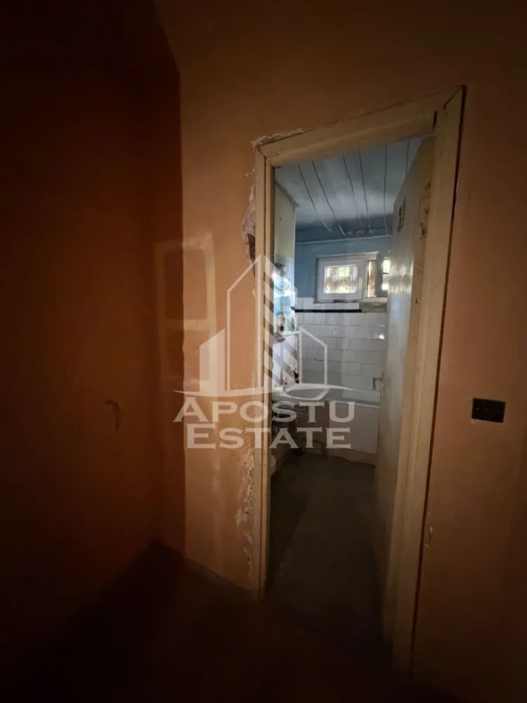 Apartament cu 3 camere , Zona Dacia, Timisoara - Agenţia imobiliara Apostu Estate va propune spre vânzare un apartament nou cu 3 camere deocamdate, situat în zona Dacia ,una dintre cele mai căutate zone din Timisoara . Ideal atât pentru locuinţa proprie , cat si pentru investiţie

Imobilul este amplasat la etajul 4 din 4 şi beneficiază de o suprafaţă utila de 64 mp si un balcon mare

Compartimentare :
-Bucătărie 
-Living 
-2 dormitoare 
-Baie cu cada
-Balcon deschis

Confortul termic este asigurat prin intermediul colterm , încălzirea orașului 

Apartamentul se vinde conform pozelor. Necesită renovare completă 

Beneficii suplimentare :
-Compartimentare eficientă 
- Zona excelenta pentru locuit sau investiţie

Vecinătăţi :
-Lidl
-Iulius Mall 
- Scoli precum generala nr 18 , generala nr 24 și generala nr 26
-Mijloace de transport in comun

Pentru mai multe detalii si programarea unei vizionari , va stam cu drag la dispoziţie .

Agenţia imobiliara Apostu Estate vă oferă consultanta bancara gratuita prin intermediul colaboratorilor noştri pentru alegerea celui mai potrivit tip de credit , astfel încât tu să devii noul proprietar al acestui apartament
ID INTERN: CP3198962