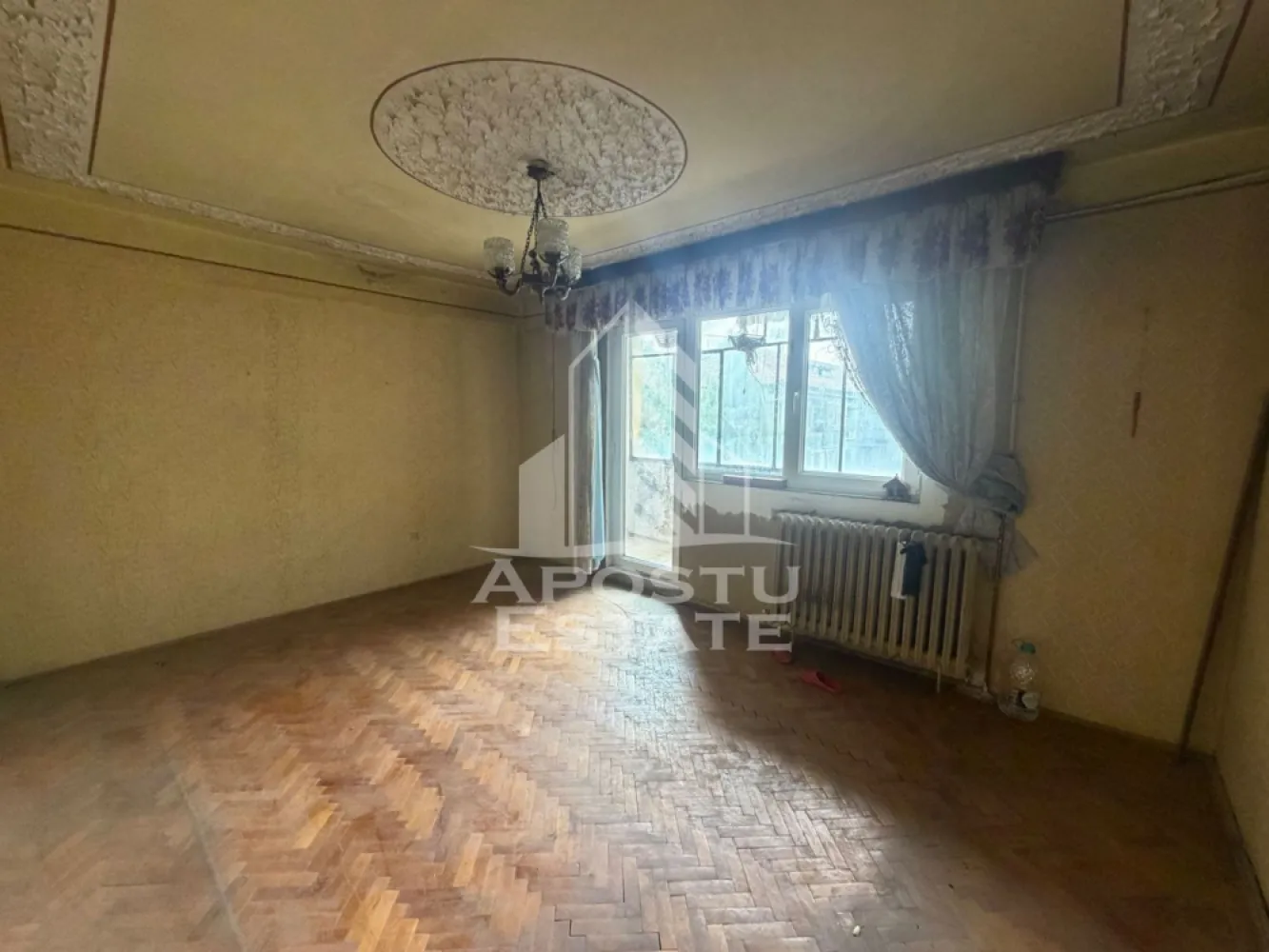 Apartament cu 3 camere , Zona Dacia, Timisoara - Agenţia imobiliara Apostu Estate va propune spre vânzare un apartament nou cu 3 camere deocamdate, situat în zona Dacia ,una dintre cele mai căutate zone din Timisoara . Ideal atât pentru locuinţa proprie , cat si pentru investiţie

Imobilul este amplasat la etajul 4 din 4 şi beneficiază de o suprafaţă utila de 64 mp si un balcon mare

Compartimentare :
-Bucătărie 
-Living 
-2 dormitoare 
-Baie cu cada
-Balcon deschis

Confortul termic este asigurat prin intermediul colterm , încălzirea orașului 

Apartamentul se vinde conform pozelor. Necesită renovare completă 

Beneficii suplimentare :
-Compartimentare eficientă 
- Zona excelenta pentru locuit sau investiţie

Vecinătăţi :
-Lidl
-Iulius Mall 
- Scoli precum generala nr 18 , generala nr 24 și generala nr 26
-Mijloace de transport in comun

Pentru mai multe detalii si programarea unei vizionari , va stam cu drag la dispoziţie .

Agenţia imobiliara Apostu Estate vă oferă consultanta bancara gratuita prin intermediul colaboratorilor noştri pentru alegerea celui mai potrivit tip de credit , astfel încât tu să devii noul proprietar al acestui apartament
ID INTERN: CP3198962