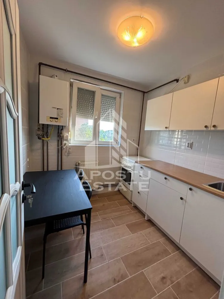 Apartament 2 camere de inchiriat, Zona Gheorghe Lazar, Timisoara - Agentia imobiliara APOSTU ESTATE va propune spre inchiriere un apartament cu 2 camere, spatios si luminos, situat in zona Gheorghe Lazar, o zona linistita si bine pozitionata din Timisoara, potrivit pentru cupluri,familii, sau studenti care isi doresc o locuinta unde sa se simta confortabil si cu acces facil catre scoli, statii de autobuz, supermarketuri , magazine de zona, parcuri.

Suprafata utila: 55 mp
Compartimentare eficienta:
-Hol de acces generos
-Bucatarie complet mobilata si utilata, cu loc de luat masa
-Living luminos si spatios
-Dormitor mobilat si utilat
-Baie prevazuta cu cada

Confort si facilitati:
-Incalzirea apartamentului: colterm
-Apartamentul este complet mobilat si utilat
-Se accepta animale de companie de catre proprietar

Localizare:
-Timis,Timisoara, zona Gheorghe Lazar– acces facil spre magazine, scoli, parcuri si mijloace de transport in comun.

Ideal pentru:
-Familii
-Cupluri
-Studenti

Disponibilitate: imediata
Pret chirie lunara: 400 euro ( usor negociabil)
Programeaza o vizionare pentru a-ti putea imagina viitorul aici!
ID intern: CP2883171
