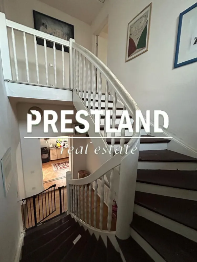 Pet Frendy !! Casa E+P+E în Viile Sibiului !! - Casa S+P+M:- 
-subsolul cladirii se afla o pivnita spatioasa pentru alimente si depozitare.
-Parter:-hol de intrare, bucatarie, sufragerie , 2 terase, camera(birou), baie cu cabina de dus, WC serviciu.
-Mansardă:-4 dormitoare, si un balcon.

Casa se afla foarte aprope de intrarea in oras, unde se afla foarte multe magazine, restaurante si acces la autostrada DN1
Se accepta si animale de companie.Gradina este cu pomi fructiferi,spatiu de relaxare, iar curtea este foarte spatioasa.
Se solicita plata pentu una luna+ garantie.

Agenția nu deține informațiile privind performanta energetica a imobilului, aceasta informând asupra necesitații si legalității certificatului energetic. Comunicarea datelor cuprinse in Certificatul Energetic al imobilului rămâne in sarcina proprietarului.
Oferim clienților următoarele servicii:
- consultanta obținere credite bancare;
- servicii notariat;
- servicii de topografie(schiță, releveu);
- certificate energetice imobile;
- asigurări;
- servicii de evalure;
- consultanta juridica;