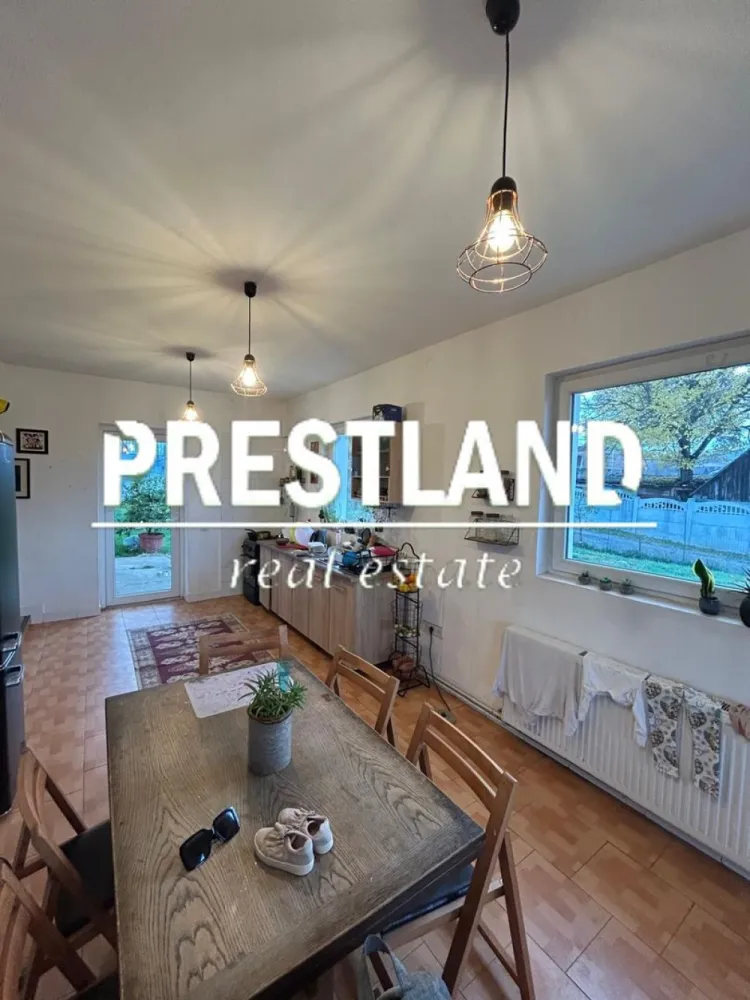 Pet Frendy !! Casa E+P+E în Viile Sibiului !! - Casa S+P+M:- 
-subsolul cladirii se afla o pivnita spatioasa pentru alimente si depozitare.
-Parter:-hol de intrare, bucatarie, sufragerie , 2 terase, camera(birou), baie cu cabina de dus, WC serviciu.
-Mansardă:-4 dormitoare, si un balcon.

Casa se afla foarte aprope de intrarea in oras, unde se afla foarte multe magazine, restaurante si acces la autostrada DN1
Se accepta si animale de companie.Gradina este cu pomi fructiferi,spatiu de relaxare, iar curtea este foarte spatioasa.
Se solicita plata pentu una luna+ garantie.

Agenția nu deține informațiile privind performanta energetica a imobilului, aceasta informând asupra necesitații si legalității certificatului energetic. Comunicarea datelor cuprinse in Certificatul Energetic al imobilului rămâne in sarcina proprietarului.
Oferim clienților următoarele servicii:
- consultanta obținere credite bancare;
- servicii notariat;
- servicii de topografie(schiță, releveu);
- certificate energetice imobile;
- asigurări;
- servicii de evalure;
- consultanta juridica;