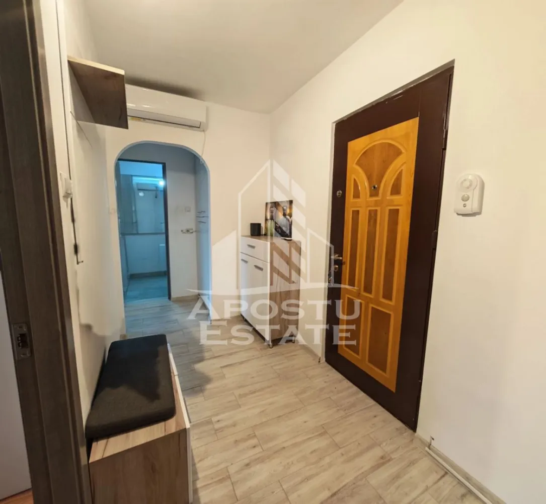 Apartament de vaznare cu 2 camere, decomandat, Lipovei, Timisoara - Apostu Estate vă oferă spre vânzare un apartament cu 2 camere, decomandat, situat la etajul 4 din 4 al unui bloc ce dispune de acoperiș din tigla, situat in Timis, Timisoara, zona Lipovei.
Zona este linistita, apartamentul aflandu-se la câteva minute fata de statia de autobuz, parc, market, Bega Lipovei. 

Apartamentul are o suprafata utila aproximativa de 45 mp, este decomandat și compartimentat astfel:
- hol de acces 
- bucătărie spațioasă prevăzută cu loc de luat masa și balcon 
- living spațios prevăzut cu balcon
- dormitor 
- baie prevăzută cu cada 

Confortul termic este realizat prin termoficare, dar și prin intermediul aparatului de aer condiționat.
Apartamentul beneficiază de instalație electrică și sanitara schimbate. 
Apartamentul se vinde mobilat și utilat!

Agentia imobiliara Apostu Estate va ofera consultanta bancara gratuita prin intermediul colaboratorilor nostri pentru alegerea celui mai potrivit tip de credit, astfel incat tu sa devi noul proprietar al acestui apartament.

Disponibil imediat!
Va asteptam cu drag la o vizionare!