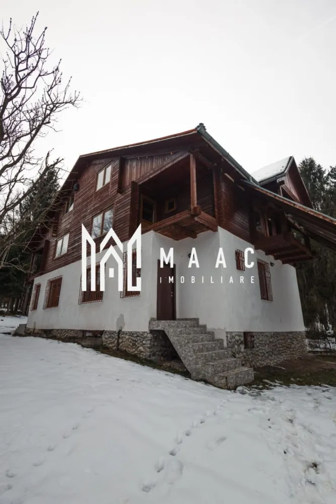 Duplex Deosebit | 172 MPU | 7 camere| Curte | Tocile | Peisaj Superb - MAAC Imobiliare vă propune spre vânzare un duplex cu adevărat deosebit, situat la marginea unei păduri seculare, ce oferă o combinație rară între eleganță și comuniunea cu natura. Proprietatea este amplasată în zona Tocile, între Cisnădie și Sadu, într-un cadru natural liniștit, cu o panoramă spectaculoasă. Pe latura de sud-vest, pădurea se întinde neîntrerupt pe o distanță de peste 50 km, până în zona Polovragi-Horezu. Locație și Distanțe: 5 km până în centrul Cisnădiei; 8 km până în centrul Cisnădioarei; 14 km până în centrul Sibiului; 39 km până în stațiunea Păltiniș. Bonus: Acces direct de la proprietate pe cărări de munte către Păltiniș, Râul Sadului, Barajul Gâtul Berbecului și Transalpina. Configurație și Compartimentare: -172 mp utili + 50 mp balcoane/carport Proprietatea este dispusă pe 4 niveluri, pe un teren de 514 mp, fiind concepută pentru confort MAACsim: -1 loc de parcare acoperit,sau poate fi făcut terasă -4 băi: câte una pe fiecare nivel (baia master include atât duș, cât și cadă); -subsol: hol ,cu ieșire în gradină unde se mai poate face o terasă,sală de mese suplimentară;bucătărie/sau poate fi amenajat un bar, și o cameră unde poate fi saună sau baie -parter: baie, bucătărie închisă sau spațiu generos de depozitare , o sală de dinning cu vedere spre pădure,și acces la terasă -5 dormitoare: 4 dintre ele dispun de balcon propriu , la cel de la mansardă, pe balcon se face intrarea în pod -3 dormitoare la etaj și 2 la mansardă Materiale și Finisaje de Înaltă Calitate: -structură: subsol din piatră masivă de râu (Olt) și beton armat (pereți de 40 cm); -construcție: etaj și mansardă din lemn masiv de brad ,lambriu(10-12 cm), izolație cu vată bazaltică Knauf Ecosse și lambriu de pin finlandez; -instalații: -termice KeKelit Kelox (Austria), -electrice Schneider, rețea LAN Cat6 în fiecare cameră,-infrastructură pentru camere video și interfon; -utilități: curent trifazic, apă de la rețea (gazul și canalizarea sunt în curs de execuție pe stradă). Flexibilitate și Personalizare: Proprietatea se află în faza de finalizare a interioarelor,la alb, permițându-vă să alegeți finisajele (parchet, uși, obiecte sanitare) ,încălzirea se face prin calorifere. La cerere se poate asigura finalizarea „la cheie” , conform bugetului și indicațiilor dumneavoastră. Oază de Liniște și Comunitate: Exteriorul este marcat de prezența unui brad impunător și a unui pârâu care traversează terenul. Vecinii din cealaltă parte a duplexului sunt constructorii casei, care folosesc proprietatea doar în scop de vacanță. Aceștia își doresc un vecin care să aprecieze liniștea, proprietatea fiind destinată exclusiv uzului personal (nu Airbnb sau pensiune). Se acceptă și plata prin BTC (cu un markup de 2.5% la costul în euro). Vă invităm să ne contactați și să specificați codul proprietății ID:CP2931758 pentru mai multe detalii, a programa o vizionare și pentru a descoperi farmecul acestui refugiu montan unic. }}