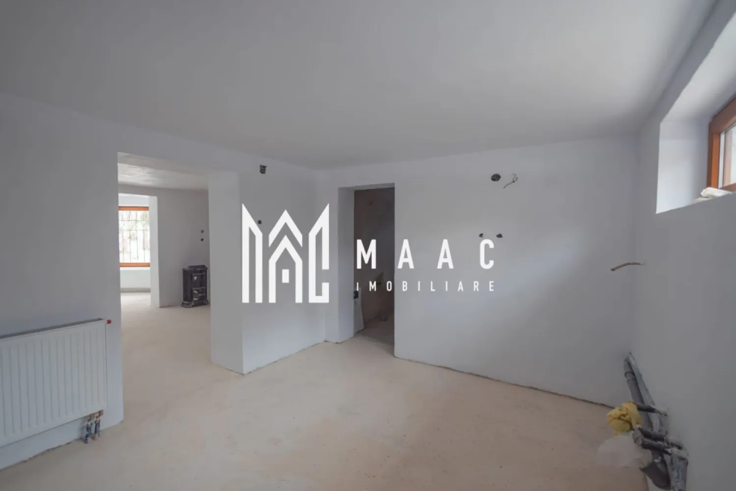 Duplex Deosebit | 172 MPU | 7 camere| Curte | Tocile | Peisaj Superb - MAAC Imobiliare vă propune spre vânzare un duplex cu adevărat deosebit, situat la marginea unei păduri seculare, ce oferă o combinație rară între eleganță și comuniunea cu natura. Proprietatea este amplasată în zona Tocile, între Cisnădie și Sadu, într-un cadru natural liniștit, cu o panoramă spectaculoasă. Pe latura de sud-vest, pădurea se întinde neîntrerupt pe o distanță de peste 50 km, până în zona Polovragi-Horezu. Locație și Distanțe: 5 km până în centrul Cisnădiei; 8 km până în centrul Cisnădioarei; 14 km până în centrul Sibiului; 39 km până în stațiunea Păltiniș. Bonus: Acces direct de la proprietate pe cărări de munte către Păltiniș, Râul Sadului, Barajul Gâtul Berbecului și Transalpina. Configurație și Compartimentare: -172 mp utili + 50 mp balcoane/carport Proprietatea este dispusă pe 4 niveluri, pe un teren de 514 mp, fiind concepută pentru confort MAACsim: -1 loc de parcare acoperit,sau poate fi făcut terasă -4 băi: câte una pe fiecare nivel (baia master include atât duș, cât și cadă); -subsol: hol ,cu ieșire în gradină unde se mai poate face o terasă,sală de mese suplimentară;bucătărie/sau poate fi amenajat un bar, și o cameră unde poate fi saună sau baie -parter: baie, bucătărie închisă sau spațiu generos de depozitare , o sală de dinning cu vedere spre pădure,și acces la terasă -5 dormitoare: 4 dintre ele dispun de balcon propriu , la cel de la mansardă, pe balcon se face intrarea în pod -3 dormitoare la etaj și 2 la mansardă Materiale și Finisaje de Înaltă Calitate: -structură: subsol din piatră masivă de râu (Olt) și beton armat (pereți de 40 cm); -construcție: etaj și mansardă din lemn masiv de brad ,lambriu(10-12 cm), izolație cu vată bazaltică Knauf Ecosse și lambriu de pin finlandez; -instalații: -termice KeKelit Kelox (Austria), -electrice Schneider, rețea LAN Cat6 în fiecare cameră,-infrastructură pentru camere video și interfon; -utilități: curent trifazic, apă de la rețea (gazul și canalizarea sunt în curs de execuție pe stradă). Flexibilitate și Personalizare: Proprietatea se află în faza de finalizare a interioarelor,la alb, permițându-vă să alegeți finisajele (parchet, uși, obiecte sanitare) ,încălzirea se face prin calorifere. La cerere se poate asigura finalizarea „la cheie” , conform bugetului și indicațiilor dumneavoastră. Oază de Liniște și Comunitate: Exteriorul este marcat de prezența unui brad impunător și a unui pârâu care traversează terenul. Vecinii din cealaltă parte a duplexului sunt constructorii casei, care folosesc proprietatea doar în scop de vacanță. Aceștia își doresc un vecin care să aprecieze liniștea, proprietatea fiind destinată exclusiv uzului personal (nu Airbnb sau pensiune). Se acceptă și plata prin BTC (cu un markup de 2.5% la costul în euro). Vă invităm să ne contactați și să specificați codul proprietății ID:CP2931758 pentru mai multe detalii, a programa o vizionare și pentru a descoperi farmecul acestui refugiu montan unic. }}