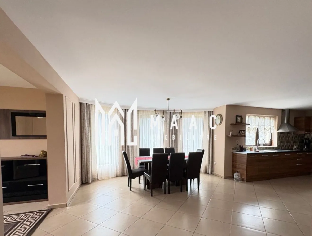 Casa cu 5 camere I Curte 920 mp I Tocile - MAAC Imobiliare va propune spre vânzare o casă în Tocile, cu o curte de 921 mp, ce oferă o priveliște superbă. Spațioasă și luminoasă, locuinta are la parter living, bucatarie, dining, baie , camera tehnica iar la etaj 3 dormitoare, 2 bai, spatii de depozitare, balcon. Deasupra- pod. Aferent-garaj. Incalzire cu centrala proprie , pe lemne. La parter- incalzire in pardoseala. Se preda mobilata/utilata ca in foto. Utilitati- apa si canalizare, curent-de la retea. Gaz- in curand. Pentru mai multe detalii precizati telefonic ca ati vazut anuntul cu ID CP2850950 }}