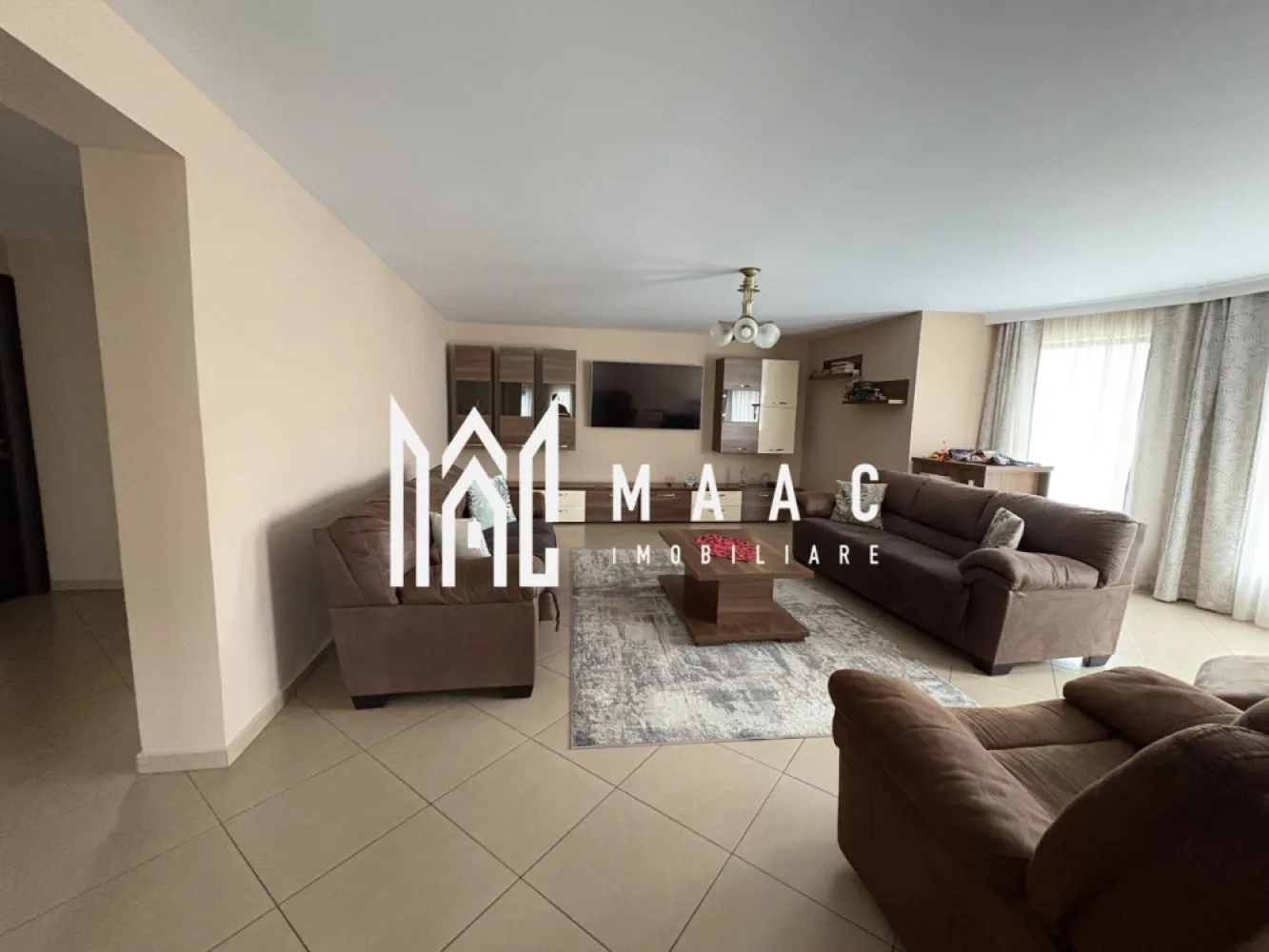 Casa cu 5 camere I Curte 920 mp I Tocile - MAAC Imobiliare va propune spre vânzare o casă în Tocile, cu o curte de 921 mp, ce oferă o priveliște superbă. Spațioasă și luminoasă, locuinta are la parter living, bucatarie, dining, baie , camera tehnica iar la etaj 3 dormitoare, 2 bai, spatii de depozitare, balcon. Deasupra- pod. Aferent-garaj. Incalzire cu centrala proprie , pe lemne. La parter- incalzire in pardoseala. Se preda mobilata/utilata ca in foto. Utilitati- apa si canalizare, curent-de la retea. Gaz- in curand. Pentru mai multe detalii precizati telefonic ca ati vazut anuntul cu ID CP2850950 }}