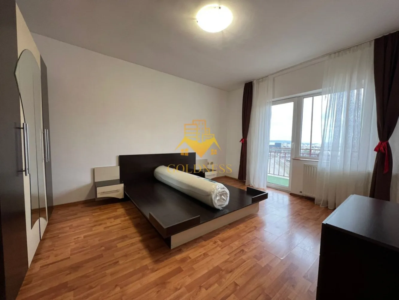 2 camere, Parcare, Cartierul Manastur, Zona Bucium, Panemar, Colina - GOLDNESS Imobiliare vă propune spre închiriere un apartament cu 2 camere semidecomandate complet mobilat și utilat, la etajul 3 într-un imobil de 3 etaje, în Cartierul Manastur, Zona BUCIUM- COLINEI. Dispune de loc de parcare! Se află în apropierea stațiilor de transport în comun, magazine, restaurante, spații verzi, farmacii, etc. Apartamentul este compartimentat astfel: - dormitor cu pat matrimonial, dressing, noptiere - living cu bucatarie open space complet utilată și mobilată, canapea extensibilă, loc de servit masa - baie cu cada, calorifer port prosop, dulap pentru depozitare. - balcon de 5 mp. Imobilul este dotat cu toate cele necesare- centrală proprie, frigider, aragaz, microunde, hotă, mașină de spălat haine, etc. Dacă sunteți interesați de acest apartament și doriți să îl vizionați, dar și pentru alte oferte nu ezitați să ne contactați telefonic sau prin e-mail. Vă stăm la dispoziție! Pentru intermediere se percepe un comision de 50% din prețul chiriei!
