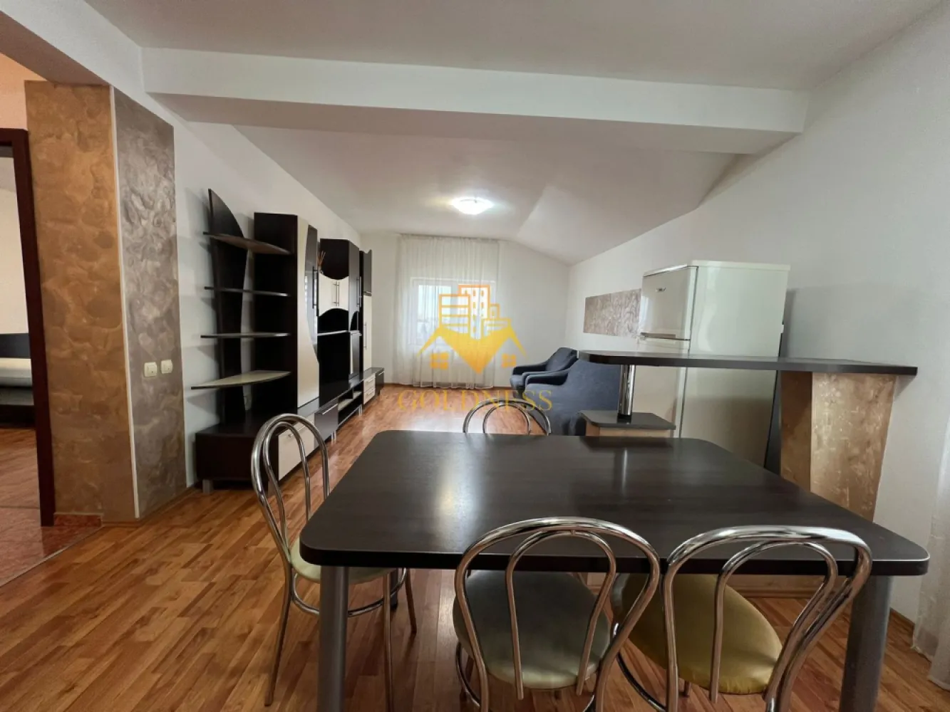 2 camere, Parcare, Cartierul Manastur, Zona Bucium, Panemar, Colina - GOLDNESS Imobiliare vă propune spre închiriere un apartament cu 2 camere semidecomandate complet mobilat și utilat, la etajul 3 într-un imobil de 3 etaje, în Cartierul Manastur, Zona BUCIUM- COLINEI. Dispune de loc de parcare! Se află în apropierea stațiilor de transport în comun, magazine, restaurante, spații verzi, farmacii, etc. Apartamentul este compartimentat astfel: - dormitor cu pat matrimonial, dressing, noptiere - living cu bucatarie open space complet utilată și mobilată, canapea extensibilă, loc de servit masa - baie cu cada, calorifer port prosop, dulap pentru depozitare. - balcon de 5 mp. Imobilul este dotat cu toate cele necesare- centrală proprie, frigider, aragaz, microunde, hotă, mașină de spălat haine, etc. Dacă sunteți interesați de acest apartament și doriți să îl vizionați, dar și pentru alte oferte nu ezitați să ne contactați telefonic sau prin e-mail. Vă stăm la dispoziție! Pentru intermediere se percepe un comision de 50% din prețul chiriei! }}