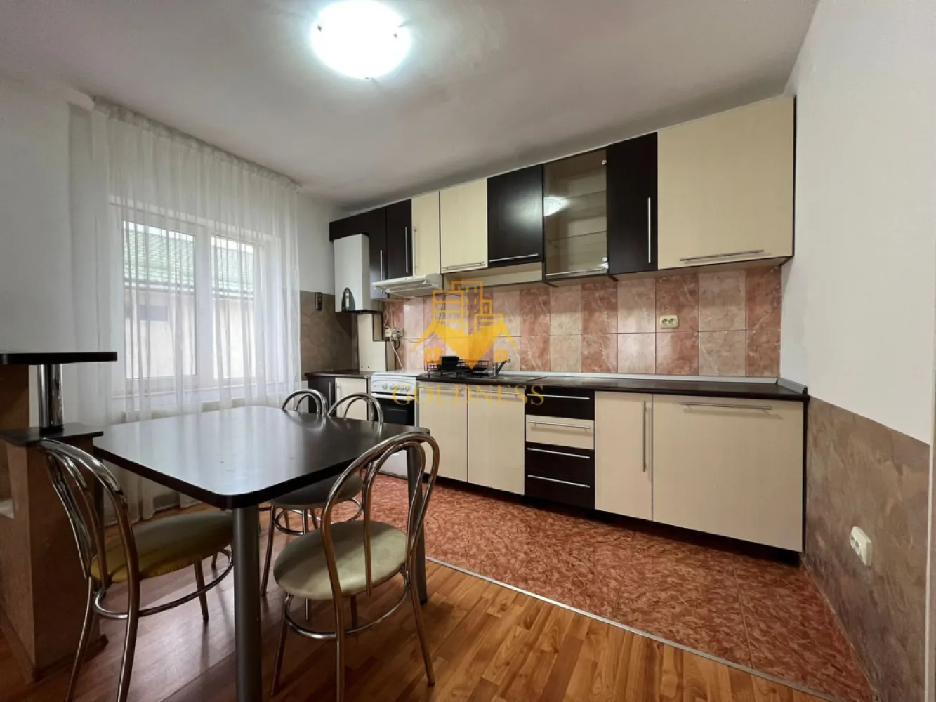 2 camere, Parcare, Cartierul Manastur, Zona Bucium, Panemar, Colina - GOLDNESS Imobiliare vă propune spre închiriere un apartament cu 2 camere semidecomandate complet mobilat și utilat, la etajul 3 într-un imobil de 3 etaje, în Cartierul Manastur, Zona BUCIUM- COLINEI. Dispune de loc de parcare! Se află în apropierea stațiilor de transport în comun, magazine, restaurante, spații verzi, farmacii, etc. Apartamentul este compartimentat astfel: - dormitor cu pat matrimonial, dressing, noptiere - living cu bucatarie open space complet utilată și mobilată, canapea extensibilă, loc de servit masa - baie cu cada, calorifer port prosop, dulap pentru depozitare. - balcon de 5 mp. Imobilul este dotat cu toate cele necesare- centrală proprie, frigider, aragaz, microunde, hotă, mașină de spălat haine, etc. Dacă sunteți interesați de acest apartament și doriți să îl vizionați, dar și pentru alte oferte nu ezitați să ne contactați telefonic sau prin e-mail. Vă stăm la dispoziție! Pentru intermediere se percepe un comision de 50% din prețul chiriei! }}
