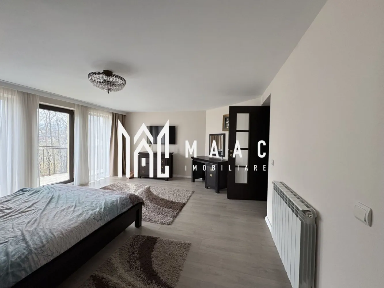 Casa cu 5 camere I Curte 920 mp I Tocile - MAAC Imobiliare va propune spre vânzare o casă în Tocile, cu o curte de 921 mp, ce oferă o priveliște superbă. Spațioasă și luminoasă, locuinta are la parter living, bucatarie, dining, baie , camera tehnica iar la etaj 3 dormitoare, 2 bai, spatii de depozitare, balcon. Deasupra- pod. Aferent-garaj. Incalzire cu centrala proprie , pe lemne. La parter- incalzire in pardoseala. Se preda mobilata/utilata ca in foto. Utilitati- apa si canalizare, curent-de la retea. Gaz- in curand. Pentru mai multe detalii precizati telefonic ca ati vazut anuntul cu ID CP2850950 }}