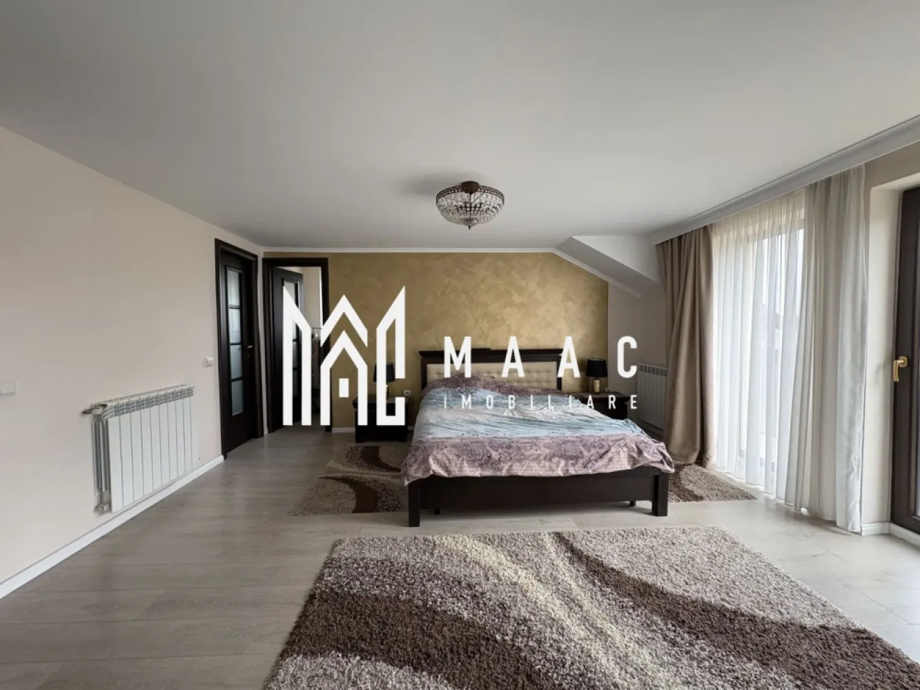 Casa cu 5 camere I Curte 920 mp I Tocile - MAAC Imobiliare va propune spre vânzare o casă în Tocile, cu o curte de 921 mp, ce oferă o priveliște superbă. Spațioasă și luminoasă, locuinta are la parter living, bucatarie, dining, baie , camera tehnica iar la etaj 3 dormitoare, 2 bai, spatii de depozitare, balcon. Deasupra- pod. Aferent-garaj. Incalzire cu centrala proprie , pe lemne. La parter- incalzire in pardoseala. Se preda mobilata/utilata ca in foto. Utilitati- apa si canalizare, curent-de la retea. Gaz- in curand. Pentru mai multe detalii precizati telefonic ca ati vazut anuntul cu ID CP2850950 }}