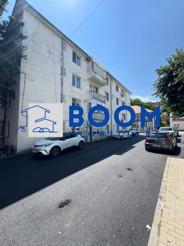 Apartament 3 Camere | Zona Ultracentrala | Etaj 1 - De RENOVAT - BOOM IMOBILIARE vă oferă spre vânzare un apartament cu 3 camere și dependințe situat ultracentral lângă Statuia Libertății la poalele Dealului Capela într o zonă apreciată pentru liniște spații verzi și aer curat

Apartamentul este amplasat la etajul 1 al unui bloc solid cu regim de înălțime P+3 construit în anul 1962 Beneficiază de o poziționare excelentă fiind luminos pe tot parcursul zilei și foarte călduros în sezonul rece

Apartamentul are o suprafață utilă de 57 mp și este compartimentat clasic în 3 camere bucătărie baie hol debara și balcon.

Necesită renovare oferind viitorului proprietar posibilitatea de a îl amenaja complet după propriul gust și nevoi

Locuința dispune de toate utilitățile gigacalrimetre, gaze naturale apă canalizare și energie electrică 

Amplasarea ultracentrală oferă acces rapid către instituții publice magazine școli parcuri și mijloace de transport în comun fiind o alegere excelentă atât pentru locuință proprie cât și pentru investiție

Pentru mai multe informații și programarea unei vizionări contactați BOOM IMOBILIARE CP3199270