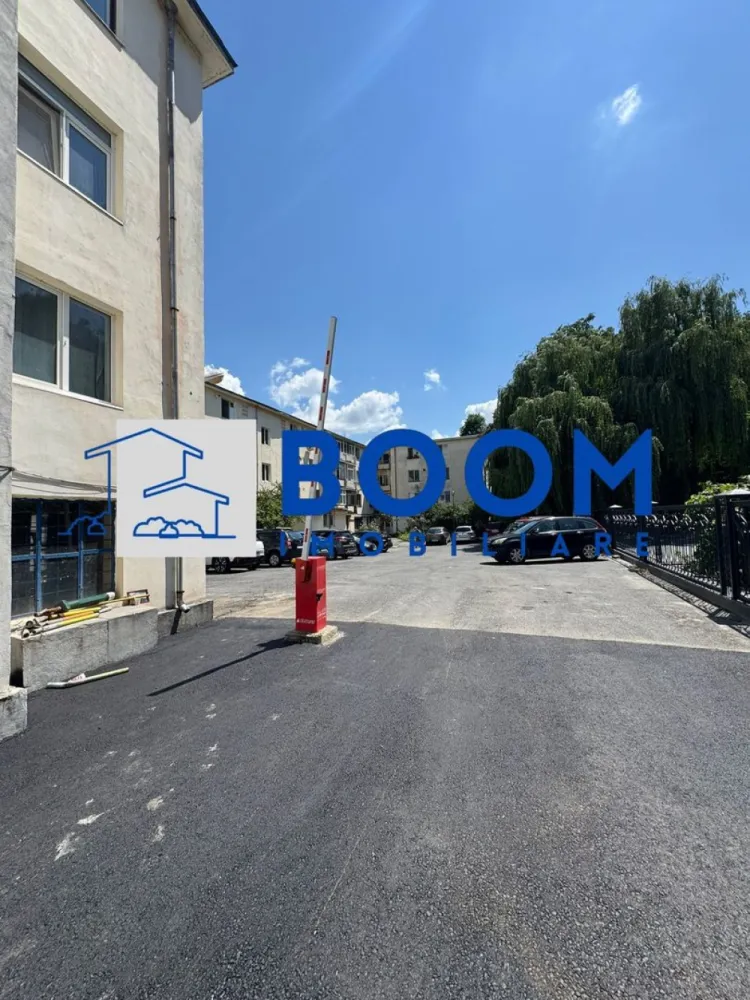 Apartament 3 Camere | Zona Ultracentrala | Etaj 1 - De RENOVAT - BOOM IMOBILIARE vă oferă spre vânzare un apartament cu 3 camere și dependințe situat ultracentral lângă Statuia Libertății la poalele Dealului Capela într o zonă apreciată pentru liniște spații verzi și aer curat

Apartamentul este amplasat la etajul 1 al unui bloc solid cu regim de înălțime P+3 construit în anul 1962 Beneficiază de o poziționare excelentă fiind luminos pe tot parcursul zilei și foarte călduros în sezonul rece

Apartamentul are o suprafață utilă de 57 mp și este compartimentat clasic în 3 camere bucătărie baie hol debara și balcon.

Necesită renovare oferind viitorului proprietar posibilitatea de a îl amenaja complet după propriul gust și nevoi

Locuința dispune de toate utilitățile gigacalrimetre, gaze naturale apă canalizare și energie electrică 

Amplasarea ultracentrală oferă acces rapid către instituții publice magazine școli parcuri și mijloace de transport în comun fiind o alegere excelentă atât pentru locuință proprie cât și pentru investiție

Pentru mai multe informații și programarea unei vizionări contactați BOOM IMOBILIARE CP3199270