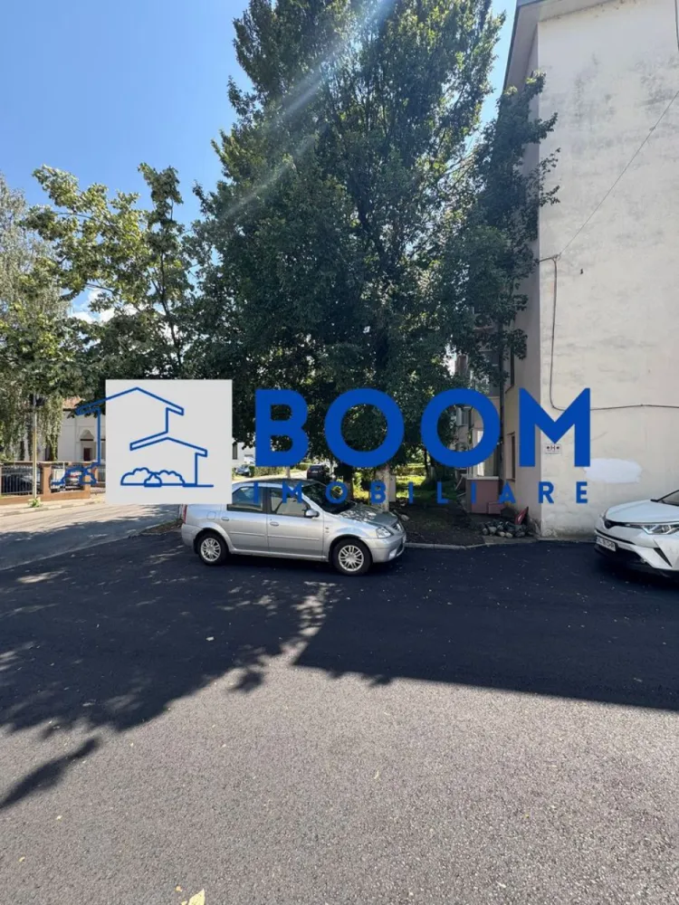 Apartament 3 Camere | Zona Ultracentrala | Etaj 1 - De RENOVAT - BOOM IMOBILIARE vă oferă spre vânzare un apartament cu 3 camere și dependințe situat ultracentral lângă Statuia Libertății la poalele Dealului Capela într o zonă apreciată pentru liniște spații verzi și aer curat

Apartamentul este amplasat la etajul 1 al unui bloc solid cu regim de înălțime P+3 construit în anul 1962 Beneficiază de o poziționare excelentă fiind luminos pe tot parcursul zilei și foarte călduros în sezonul rece

Apartamentul are o suprafață utilă de 57 mp și este compartimentat clasic în 3 camere bucătărie baie hol debara și balcon.

Necesită renovare oferind viitorului proprietar posibilitatea de a îl amenaja complet după propriul gust și nevoi

Locuința dispune de toate utilitățile gigacalrimetre, gaze naturale apă canalizare și energie electrică 

Amplasarea ultracentrală oferă acces rapid către instituții publice magazine școli parcuri și mijloace de transport în comun fiind o alegere excelentă atât pentru locuință proprie cât și pentru investiție

Pentru mai multe informații și programarea unei vizionări contactați BOOM IMOBILIARE CP3199270