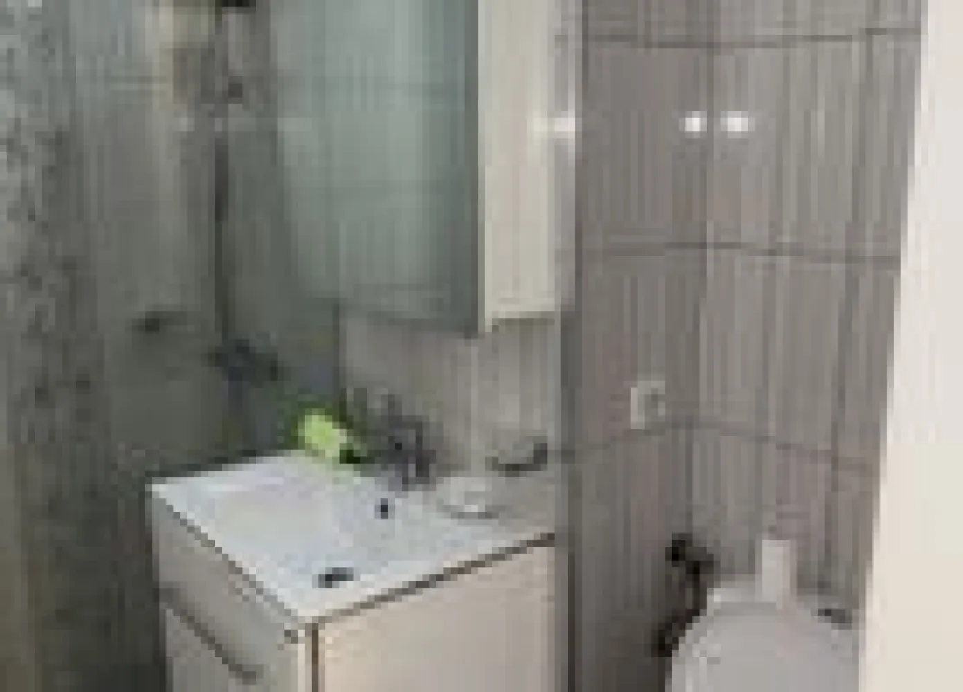 Apartament de Inchiriat - 2 Camere - Metrou Universitate - 50 mp - Apartament 2 camere de închiriat – Universitate | Metrou la câțiva pași

Se oferă spre închiriere un apartament de 2 camere situat în zona Universitate, într-o locație excelentă, foarte aproape de stația de metrou și de principalele puncte de interes din centrul Bucureștiului.

Apartamentul este situat la etajul 8 din 10 al unui imobil construit în 1980 și dispune de un balcon generos de 10 mp, ideal pentru relaxare. Locuința este luminoasă, bine compartimentată și dotată cu aer condiționat.

Detalii:• 2 camere• Etaj 8/10• Bloc construit în 1980• Aer condiționat• Balcon 10 mp• Extrem de aproape de metrou• Acces rapid către universități, restaurante, cafenele și mijloace de transport

Ideal pentru un cuplu, studenți sau persoane care își doresc să locuiască în centrul orașului, cu acces facil către toate zonele importante ale Bucureștiului.

Pentru detalii, va rpg sa ma contactati.

AlexxImob Estate - tel. 0751454742

1+1+50% din prima chirie (comision agentie)

!!! Pentru studentie - garantie dubla. :)