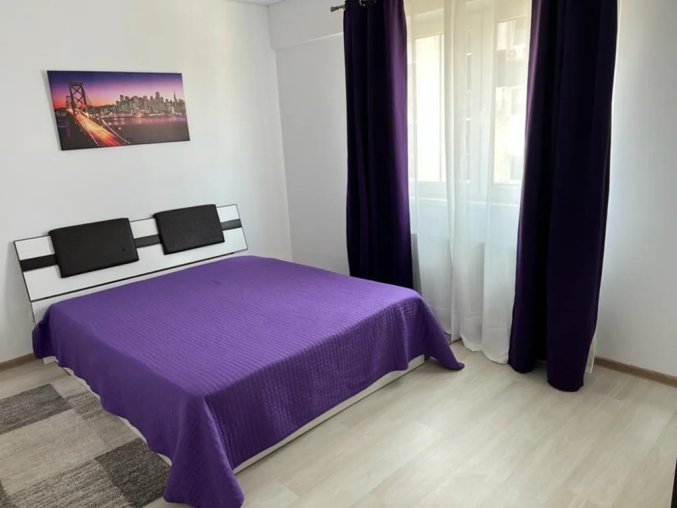 Apartament cu 3 camere decomandat Militari- Pollux Residence - COMISION 0% Vă propunem spre vânzare un apartament cu 3 camere, decomandat, situat în complexul rezidențial Pollux Residence, o zonă modernă și bine conectată din cartierul Militari. Locuința este amplasată la etajul 3 din 8 al unui imobil construit recent, cu lift și spații comune bine întreținute. Apartamentul are o compartimentare eficientă și practică, fiind compus din living generos, două dormitoare luminoase, bucătărie separată, două băi și balcon. Configurația decomandată oferă intimitate și confort, fiind ideală pentru o familie sau pentru investiție. Apartamentul se vinde nemobilat, oferind viitorului proprietar libertatea de a-l amenaja și personaliza după propriul gust și necesități. Spațiul generos permite multiple variante de design interior și optimizare a fiecărei încăperi. Complexul beneficiază de acces securizat și este situat în apropierea supermarketurilor, școlilor, grădinițelor, restaurantelor și mijloacelor de transport în comun. Accesul rapid către centre comerciale importante și către principalele artere ale orașului face din această proprietate o alegere practică atât pentru locuit, cât și pentru investiție pe termen lung. }}