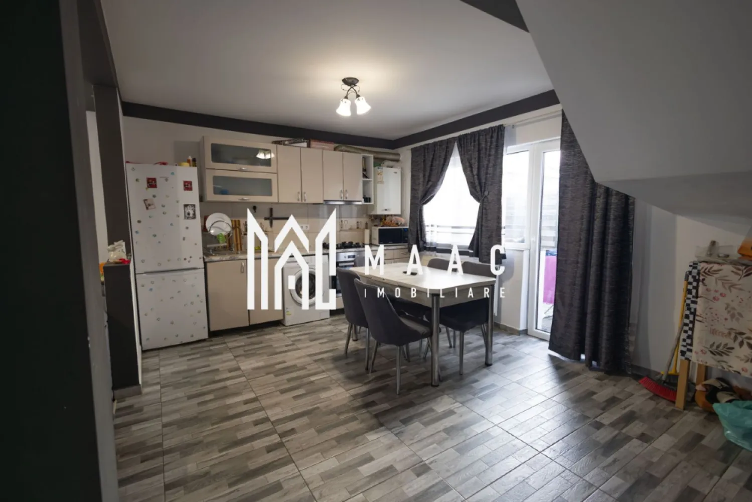 Casă înșiruită I 87 mp I Curte I Mobilată I Cartierul Arhitectilor I Comision 0 - MAAC Imobiliare vă propune spre vânzare o casă înșiruită modernă, situată în Cartierul Arhitecților, zona Daniel Renard – una dintre cele mai căutate zone rezidențiale din proximitatea Sibiului. COMISION ZERO la achizitie!!! Proprietatea are o suprafață utilă de 87 mp, este compartimentată eficient pe două niveluri și se vinde complet mobilată și utilată, fiind pregătită pentru mutare imediată. Compartimentare Parter Zona de zi este organizată într-un concept open-space, cu living luminos și bucătărie integrată, oferind un spațiu modern și funcțional. Tot la acest nivel regăsim: Baie complet amenajată, cu geam de aerisire. Acces direct către curtea proprie de 21 mp – ideală pentru relaxare sau amenajare zonă verde Etaj Zona de noapte include: Două dormitoare spațioase O baie neamenajată, ce permite personalizarea după propriile preferințe, cu geam de aerisire Acces către pod – spațiu suplimentar pentru depozitare (pod individual) Locație – Cartierul Arhitecților, zona Daniel Renard Această casă de vânzare în Cartierul Arhitecților beneficiază de o amplasare excelentă, într-o zonă rezidențială apreciată pentru liniște, comunitate și acces rapid către Sibiu. Cartierul Arhitecților este una dintre cele mai dinamice zone din apropierea orașului, preferată de familii tinere și persoane active care caută confort și accesibilitate. Zonă foarte căutată – Cartierul Arhitecților, Daniel Renard Două locuri de parcare incluse Curte proprie Compartimentare eficientă Locuință complet mobilată și utilată Potrivită pentru locuință personală sau investiție Pentru mai multe detalii sau pentru a programa o vizionare, nu ezitați să ne contactați. Menționați ID-ul anunțului: CP2932774. }}