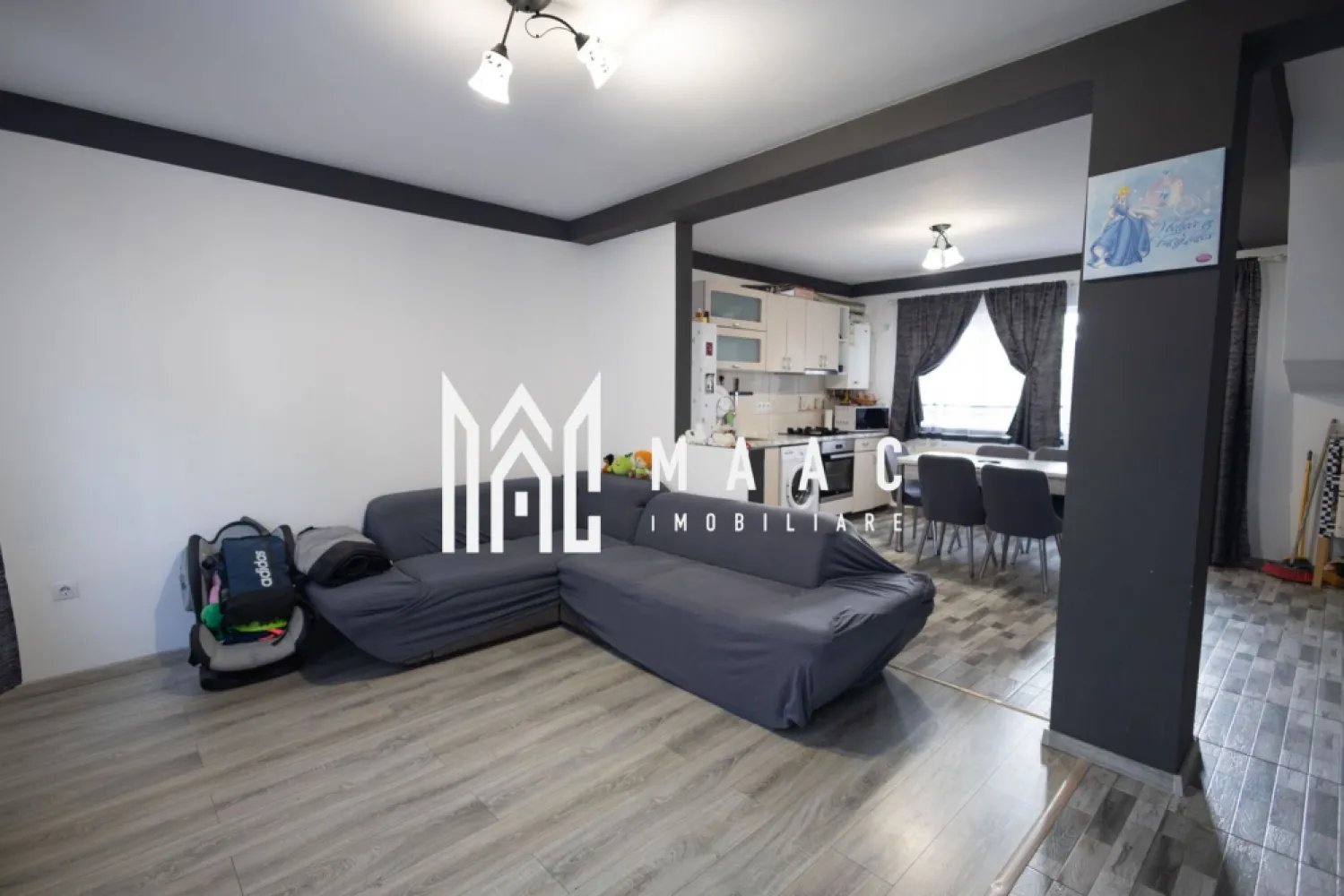 Casă înșiruită I 87 mp I Curte I Mobilată I Cartierul Arhitectilor I Comision 0 - MAAC Imobiliare vă propune spre vânzare o casă înșiruită modernă, situată în Cartierul Arhitecților, zona Daniel Renard – una dintre cele mai căutate zone rezidențiale din proximitatea Sibiului. COMISION ZERO la achizitie!!! Proprietatea are o suprafață utilă de 87 mp, este compartimentată eficient pe două niveluri și se vinde complet mobilată și utilată, fiind pregătită pentru mutare imediată. Compartimentare Parter Zona de zi este organizată într-un concept open-space, cu living luminos și bucătărie integrată, oferind un spațiu modern și funcțional. Tot la acest nivel regăsim: Baie complet amenajată, cu geam de aerisire. Acces direct către curtea proprie de 21 mp – ideală pentru relaxare sau amenajare zonă verde Etaj Zona de noapte include: Două dormitoare spațioase O baie neamenajată, ce permite personalizarea după propriile preferințe, cu geam de aerisire Acces către pod – spațiu suplimentar pentru depozitare (pod individual) Locație – Cartierul Arhitecților, zona Daniel Renard Această casă de vânzare în Cartierul Arhitecților beneficiază de o amplasare excelentă, într-o zonă rezidențială apreciată pentru liniște, comunitate și acces rapid către Sibiu. Cartierul Arhitecților este una dintre cele mai dinamice zone din apropierea orașului, preferată de familii tinere și persoane active care caută confort și accesibilitate. Zonă foarte căutată – Cartierul Arhitecților, Daniel Renard Două locuri de parcare incluse Curte proprie Compartimentare eficientă Locuință complet mobilată și utilată Potrivită pentru locuință personală sau investiție Pentru mai multe detalii sau pentru a programa o vizionare, nu ezitați să ne contactați. Menționați ID-ul anunțului: CP2932774. }}