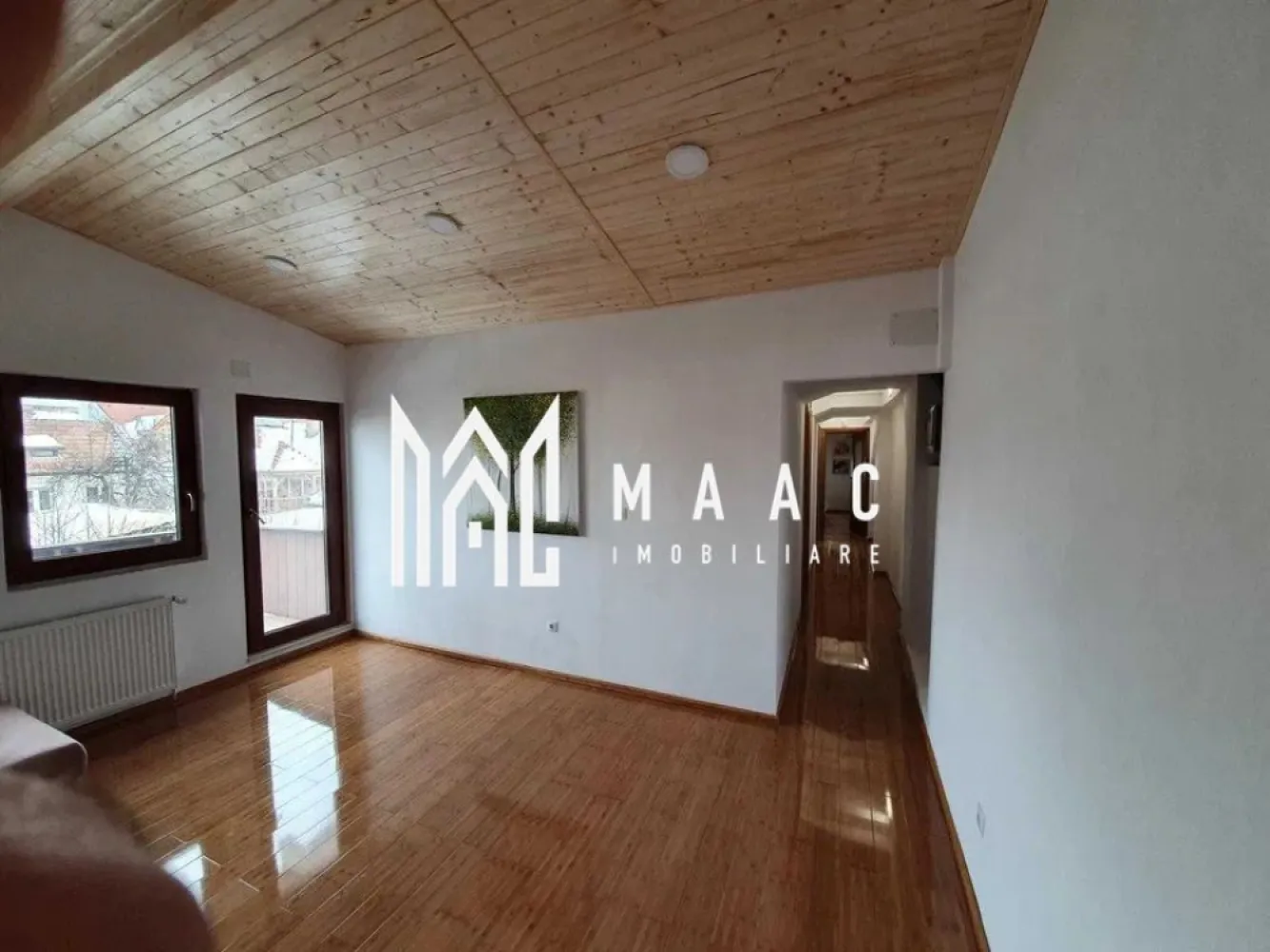 Casă de vanzare I 180 mp utili I Teren 336 mp I Zona Piața Cluj-Sibiu - MAAC Imobiliare va propune spre vânzare o casă spațioasă, cu două niveluri, situată în zona Piața Cluj, cartier liniștit și apreciat, la doar câteva minute de centrul orașului Sibiu. Proprietatea beneficiază de o suprafață utilă de 180 mp și un teren total de 336 mp, fiind ideală atât pentru locuință familială, cât și pentru investiție. 🔹 Compartimentare inteligentă Parter – apartament recent reamenajat, compus din: Living luminos Bucătărie complet utilată, cu cămară 2 dormitoare 2 băi, fiecare cu aerisire naturală Mansardă – cu intrare separată, ideală pentru familie extinsă sau închiriere: Living generos 2 camere Hol Baie Balcon 🔹 Îmbunătățiri și dotări Centrală termică proprie Calorifere Ferestre cu geam termopan Ușă de intrare din termopan și metal Uși interioare din lemn Parchet laminat, gresie și faianță Izolație exterioară cu termosistem Acoperiș din țiglă nouă 🌳 Curte și anexe Garaj Foișor pentru relaxare Două grădinuțe împrejmuite Zonă verde amenajată cu gazon și plante conifere Intrare și curte comună cu încă un vecin 📍 Localizare excelentă, într-o zonă liniștită, cu acces facil către centrul orașului, școli, magazine și mijloace de transport. Această proprietate oferă confort, intimitate și multiple posibilități de utilizare. 📞 Pentru mai multe detalii si programarea unei vizionari va rugam sa specificati ID: CP2933923. }}