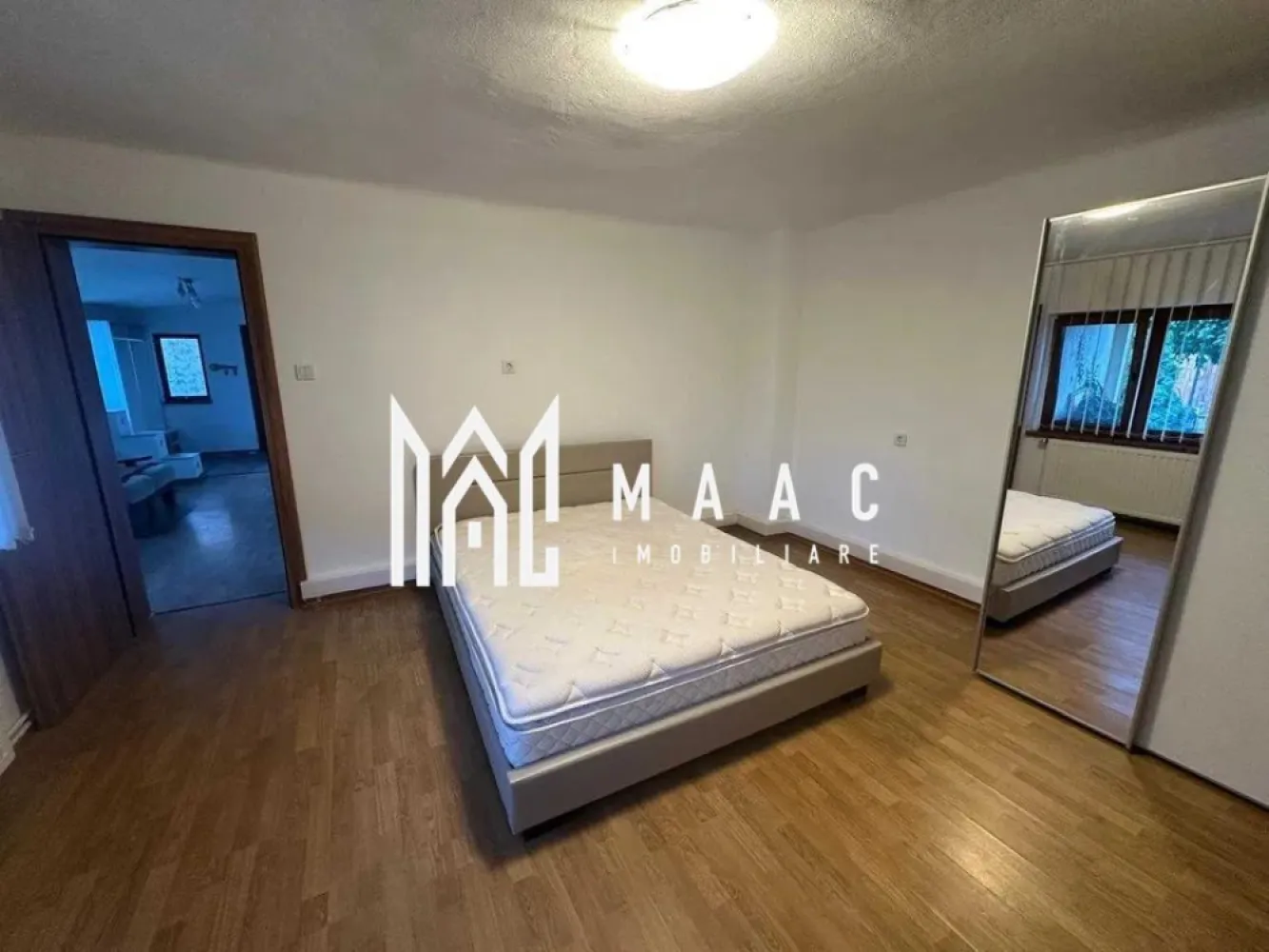 Casă de vanzare I 180 mp utili I Teren 336 mp I Zona Piața Cluj-Sibiu - MAAC Imobiliare va propune spre vânzare o casă spațioasă, cu două niveluri, situată în zona Piața Cluj, cartier liniștit și apreciat, la doar câteva minute de centrul orașului Sibiu. Proprietatea beneficiază de o suprafață utilă de 180 mp și un teren total de 336 mp, fiind ideală atât pentru locuință familială, cât și pentru investiție. 🔹 Compartimentare inteligentă Parter – apartament recent reamenajat, compus din: Living luminos Bucătărie complet utilată, cu cămară 2 dormitoare 2 băi, fiecare cu aerisire naturală Mansardă – cu intrare separată, ideală pentru familie extinsă sau închiriere: Living generos 2 camere Hol Baie Balcon 🔹 Îmbunătățiri și dotări Centrală termică proprie Calorifere Ferestre cu geam termopan Ușă de intrare din termopan și metal Uși interioare din lemn Parchet laminat, gresie și faianță Izolație exterioară cu termosistem Acoperiș din țiglă nouă 🌳 Curte și anexe Garaj Foișor pentru relaxare Două grădinuțe împrejmuite Zonă verde amenajată cu gazon și plante conifere Intrare și curte comună cu încă un vecin 📍 Localizare excelentă, într-o zonă liniștită, cu acces facil către centrul orașului, școli, magazine și mijloace de transport. Această proprietate oferă confort, intimitate și multiple posibilități de utilizare. 📞 Pentru mai multe detalii si programarea unei vizionari va rugam sa specificati ID: CP2933923. }}