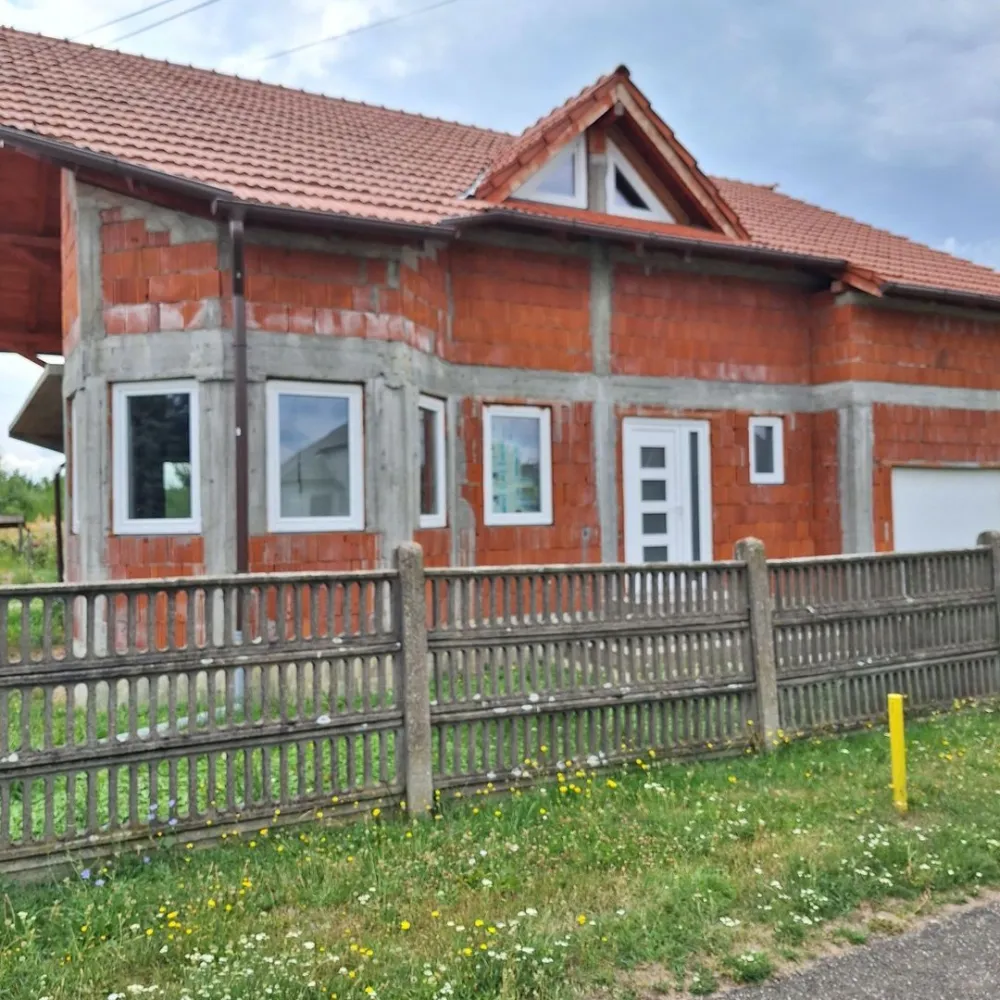 BRASADAS vinde casă în rosu și casa veche.