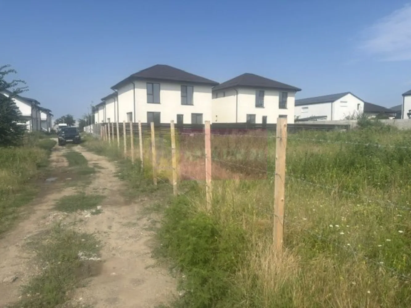 Teren Bragadiru- Jadului- Topaz. - Comision 0.
Agentia imobiliara Apulum 94 va propune un teren situat in Bragadiru- str Topaz- Safirului- Jadului, situat intre case. 
Terenul are o suprafata totala de 1005 mp din care raman curati 888mp la care de adauga 117mp cota din drumul de servitute.
Zona este in continua dezvoltare. 
Pentru alte detalii si vizionare nu ezitati sa ma contactati pe nr 0733683446- Laura Ionescu.