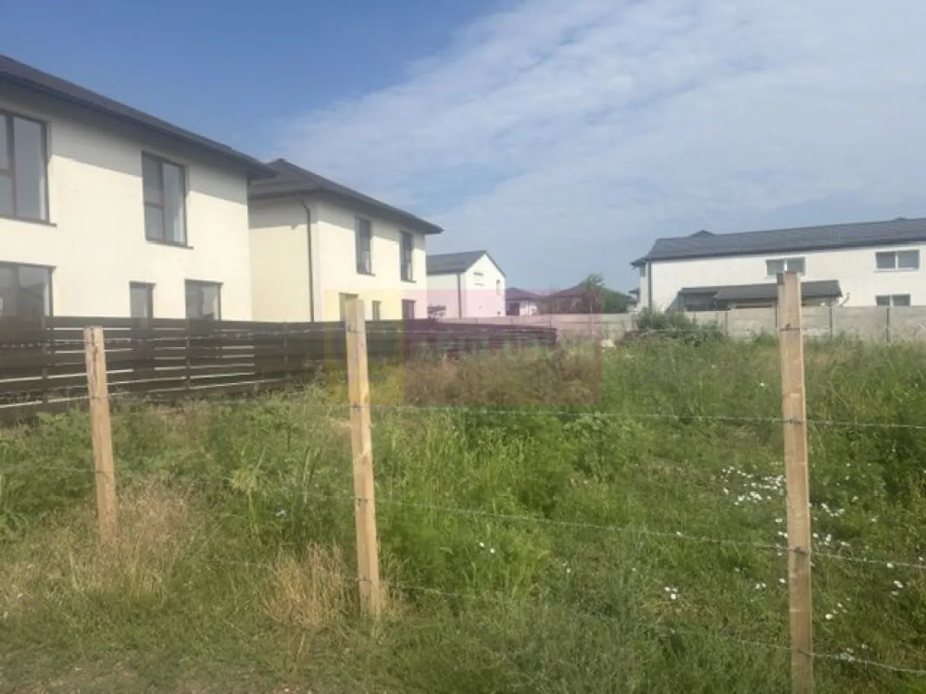 Teren Bragadiru- Jadului- Topaz. - Comision 0.
Agentia imobiliara Apulum 94 va propune un teren situat in Bragadiru- str Topaz- Safirului- Jadului, situat intre case. 
Terenul are o suprafata totala de 1005 mp din care raman curati 888mp la care de adauga 117mp cota din drumul de servitute.
Zona este in continua dezvoltare. 
Pentru alte detalii si vizionare nu ezitati sa ma contactati pe nr 0733683446- Laura Ionescu.
