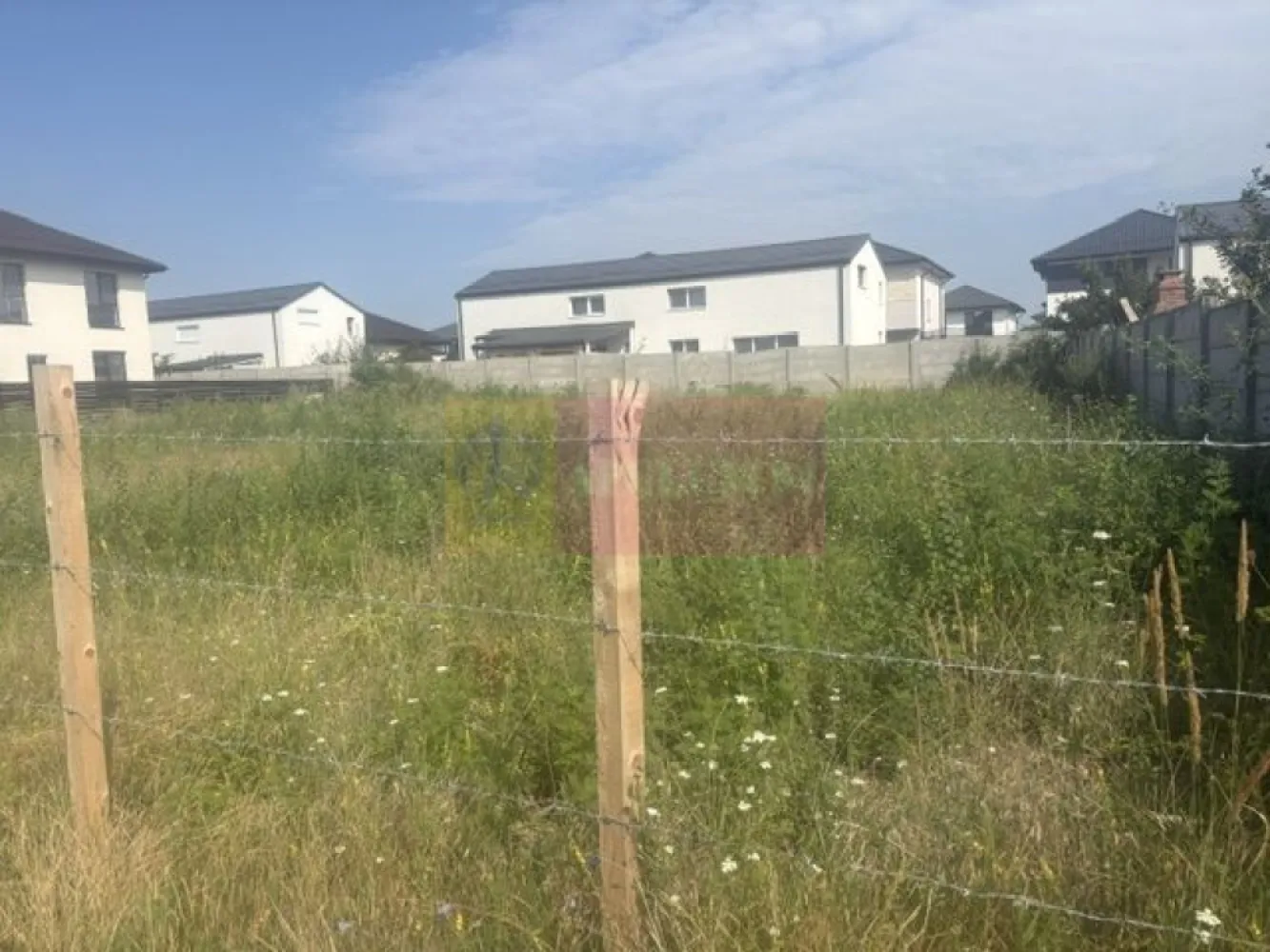 Teren Bragadiru- Jadului- Topaz. - Comision 0.
Agentia imobiliara Apulum 94 va propune un teren situat in Bragadiru- str Topaz- Safirului- Jadului, situat intre case. 
Terenul are o suprafata totala de 1005 mp din care raman curati 888mp la care de adauga 117mp cota din drumul de servitute.
Zona este in continua dezvoltare. 
Pentru alte detalii si vizionare nu ezitati sa ma contactati pe nr 0733683446- Laura Ionescu.