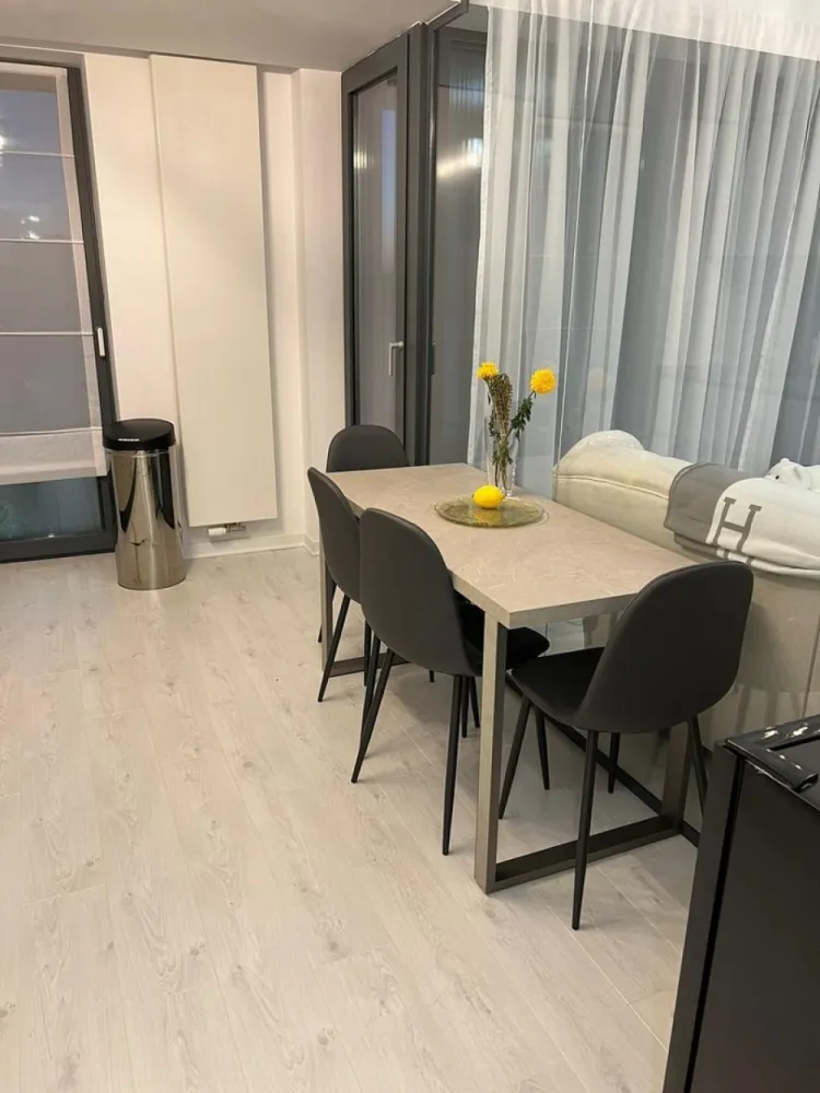 Cloud 9 | Design modern | Locatie Premium | 2 Parcari [+21% TVA] Lux - New Place Real Estate Company va propune spre inchiriere un apartament deosebit, situat chiar in centrul districtului de business din Nordul Capitalei, in Ansamblul rezidential Cloud 9.

Imobilul este modern mobilat si utilat, are finisaje de calitate superioara, consumul de energie electrica, gaze, apa/canalizare este contorizat individual per apartament, interfon, monitorizare video si paza 24/7.

Apartamentul este compus din living, bucatarie inchisa in sticla, 2 dormitoare din care unul este matrimonial cu baie proprie, o baie de serviciu, un hol de acces, 2 balcoane si se afla la Etajul 3 intr-un imobil S+P+11E.

Apartamentul dispune de 2 locuri de parcare disponibile in parcarea subterana a Ansamblului.

Pentru mai multe detalii sau oferte similare, nu ezitati sa ne contactati.

Aceasta oferta apartine New Place Real Estate Company.