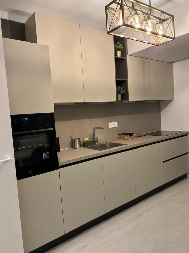 Cloud 9 | Design modern | Locatie Premium | 2 Parcari [+21% TVA] Lux - New Place Real Estate Company va propune spre inchiriere un apartament deosebit, situat chiar in centrul districtului de business din Nordul Capitalei, in Ansamblul rezidential Cloud 9.

Imobilul este modern mobilat si utilat, are finisaje de calitate superioara, consumul de energie electrica, gaze, apa/canalizare este contorizat individual per apartament, interfon, monitorizare video si paza 24/7.

Apartamentul este compus din living, bucatarie inchisa in sticla, 2 dormitoare din care unul este matrimonial cu baie proprie, o baie de serviciu, un hol de acces, 2 balcoane si se afla la Etajul 3 intr-un imobil S+P+11E.

Apartamentul dispune de 2 locuri de parcare disponibile in parcarea subterana a Ansamblului.

Pentru mai multe detalii sau oferte similare, nu ezitati sa ne contactati.

Aceasta oferta apartine New Place Real Estate Company.