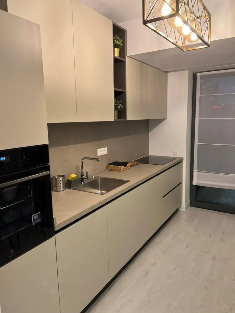 Cloud 9 | Design modern | Locatie Premium | 2 Parcari [+21% TVA] Lux - New Place Real Estate Company va propune spre inchiriere un apartament deosebit, situat chiar in centrul districtului de business din Nordul Capitalei, in Ansamblul rezidential Cloud 9.

Imobilul este modern mobilat si utilat, are finisaje de calitate superioara, consumul de energie electrica, gaze, apa/canalizare este contorizat individual per apartament, interfon, monitorizare video si paza 24/7.

Apartamentul este compus din living, bucatarie inchisa in sticla, 2 dormitoare din care unul este matrimonial cu baie proprie, o baie de serviciu, un hol de acces, 2 balcoane si se afla la Etajul 3 intr-un imobil S+P+11E.

Apartamentul dispune de 2 locuri de parcare disponibile in parcarea subterana a Ansamblului.

Pentru mai multe detalii sau oferte similare, nu ezitati sa ne contactati.

Aceasta oferta apartine New Place Real Estate Company.