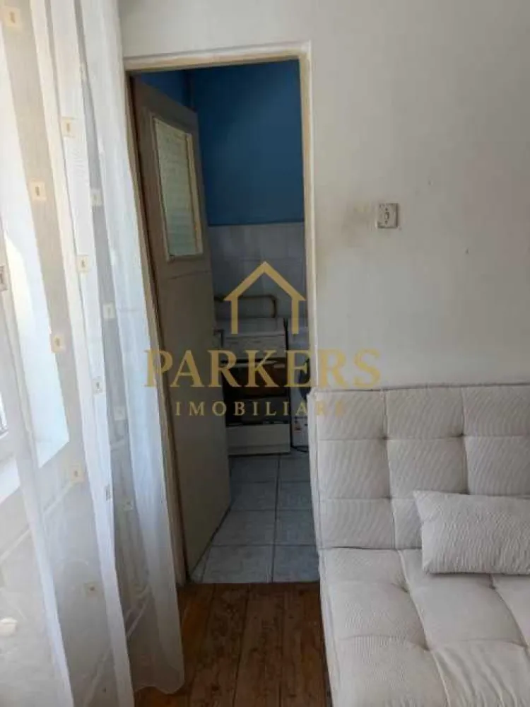 Garsoniera de vanzare in Cartierul Ghiorgheni 22 mp utili - Parkers Imobiliare vă propune spre vânzare, în reprezentare, o garsonieră situată în cartierul Gheorgheni, într-o locație deosebită, apreciată pentru liniște și accesul rapid către multiple puncte de interes. 📐 Detalii proprietate: Suprafață utilă: 21,15 mp Etaj: 1 din 4 Bloc reabilitat termic Casa scării renovată Foarte călduroasă, cu costuri mici de întreținere Ocupabilă imediat 🚗 Parcare: Loc de parcare cu abonament de la primărie, situat chiar în fața imobilului 📍 Localizare & facilități în apropiere: Școli și instituții: Transylvania College, Liceul Teoretic „Lucian Blaga”, școală generală, grădinițe, creșă Facultăți: FSEGA Shopping & relaxare: Iulius Mall Cluj, baza sportivă, magazine Transport: stații de autobuz și Piața Hermes ✨ Zona este liniștită, dar în același timp foarte bine conectată, ceea ce face proprietatea ideală atât pentru locuință, cât și pentru investiție. O renovare ar putea aduce garsoniera la adevăratul ei potențial. }}