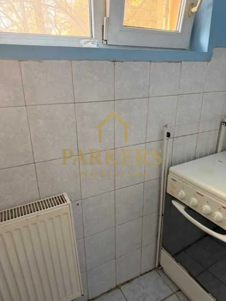 Garsoniera de vanzare in Cartierul Ghiorgheni 22 mp utili - Parkers Imobiliare vă propune spre vânzare, în reprezentare, o garsonieră situată în cartierul Gheorgheni, într-o locație deosebită, apreciată pentru liniște și accesul rapid către multiple puncte de interes. 📐 Detalii proprietate: Suprafață utilă: 21,15 mp Etaj: 1 din 4 Bloc reabilitat termic Casa scării renovată Foarte călduroasă, cu costuri mici de întreținere Ocupabilă imediat 🚗 Parcare: Loc de parcare cu abonament de la primărie, situat chiar în fața imobilului 📍 Localizare & facilități în apropiere: Școli și instituții: Transylvania College, Liceul Teoretic „Lucian Blaga”, școală generală, grădinițe, creșă Facultăți: FSEGA Shopping & relaxare: Iulius Mall Cluj, baza sportivă, magazine Transport: stații de autobuz și Piața Hermes ✨ Zona este liniștită, dar în același timp foarte bine conectată, ceea ce face proprietatea ideală atât pentru locuință, cât și pentru investiție. O renovare ar putea aduce garsoniera la adevăratul ei potențial. }}