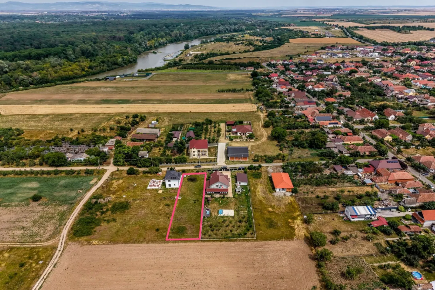 🏡 Cauți locul perfect pentru viitoarea ta casă? - Avem de vânzare un teren intravilan în Fântânele, cu o suprafață de 961 mp, situat într-o zonă extrem de liniștită. Este proprietatea ideală pentru o familie care vrea să scape de aglomerația orașului, dar și o oportunitate excelentă de investiție!

📌 Detalii importante:

Suprafață generoasă: 961 mp

Utilități în apropiere: curent, apă, gaz

Zonă curată și liniștită

💰 Preț: 45.000 €

📲 Pentru detalii și vizionări, contactează-mă cu încredere:

Flavius Novanc – 0770 310 381.