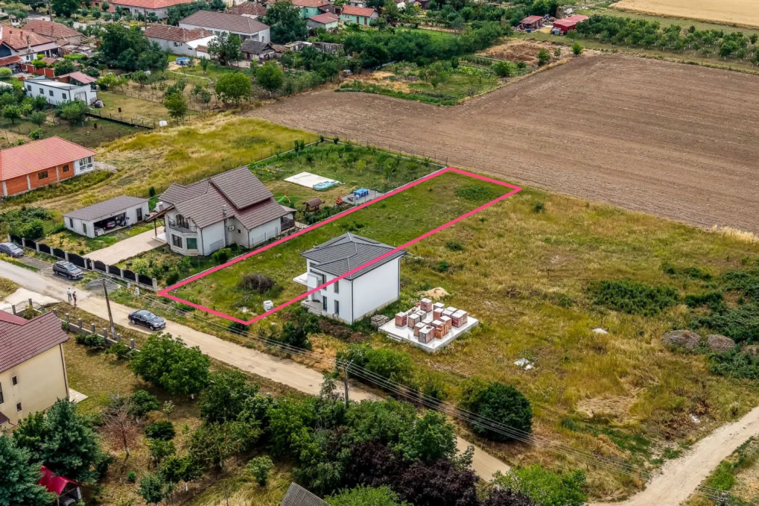 🏡 Cauți locul perfect pentru viitoarea ta casă? - Avem de vânzare un teren intravilan în Fântânele, cu o suprafață de 961 mp, situat într-o zonă extrem de liniștită. Este proprietatea ideală pentru o familie care vrea să scape de aglomerația orașului, dar și o oportunitate excelentă de investiție!

📌 Detalii importante:

Suprafață generoasă: 961 mp

Utilități în apropiere: curent, apă, gaz

Zonă curată și liniștită

💰 Preț: 45.000 €

📲 Pentru detalii și vizionări, contactează-mă cu încredere:

Flavius Novanc – 0770 310 381.
