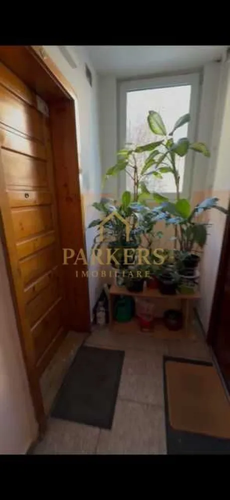 Garsoniera de vanzare in Cartierul Ghiorgheni 22 mp utili - Parkers Imobiliare vă propune spre vânzare, în reprezentare, o garsonieră situată în cartierul Gheorgheni, într-o locație deosebită, apreciată pentru liniște și accesul rapid către multiple puncte de interes. 📐 Detalii proprietate: Suprafață utilă: 21,15 mp Etaj: 1 din 4 Bloc reabilitat termic Casa scării renovată Foarte călduroasă, cu costuri mici de întreținere Ocupabilă imediat 🚗 Parcare: Loc de parcare cu abonament de la primărie, situat chiar în fața imobilului 📍 Localizare & facilități în apropiere: Școli și instituții: Transylvania College, Liceul Teoretic „Lucian Blaga”, școală generală, grădinițe, creșă Facultăți: FSEGA Shopping & relaxare: Iulius Mall Cluj, baza sportivă, magazine Transport: stații de autobuz și Piața Hermes ✨ Zona este liniștită, dar în același timp foarte bine conectată, ceea ce face proprietatea ideală atât pentru locuință, cât și pentru investiție. O renovare ar putea aduce garsoniera la adevăratul ei potențial. }}