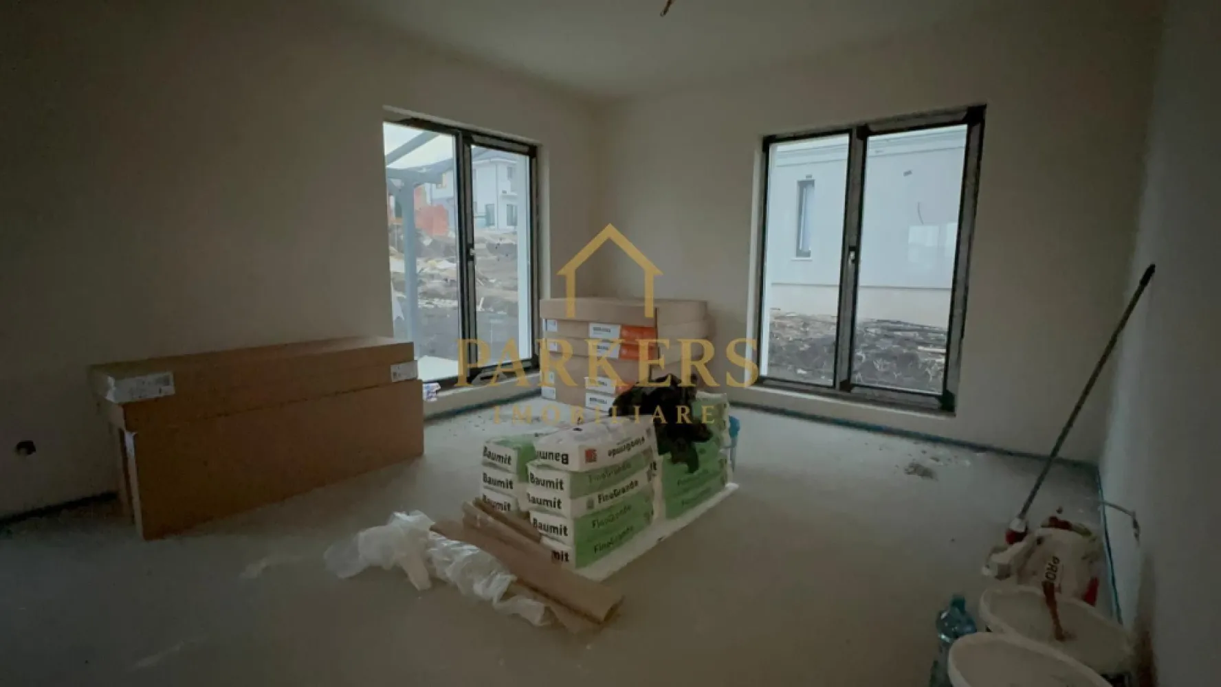 Casa Individuala cu teren de 700 mp de vanzare in Chinteni - Parkers Imobiliare vă propune spre vânzare o casă individuală, construcție nouă, situată într-o zonă liniștită, ideală pentru locuit. Suprafață & compartimentare: Suprafață utilă: 120 mp Teren: 700 mp Regim de înălțime: P + E Compartimentare: 3 dormitoare living spațios bucătărie birou dressing 3 băi pod utilizabil, podit Construcție & dotări: Izolație exterioară cu polistiren 15 cm Pod izolat cu lână de lemn Carte Funciară disponibilă Utilități: apă gaz canalizare curent fibră optică Proprietatea este ideală atât pentru locuință proprie, cât și pentru investiție, oferind curte generoasă și spațiu bine compartimentat.