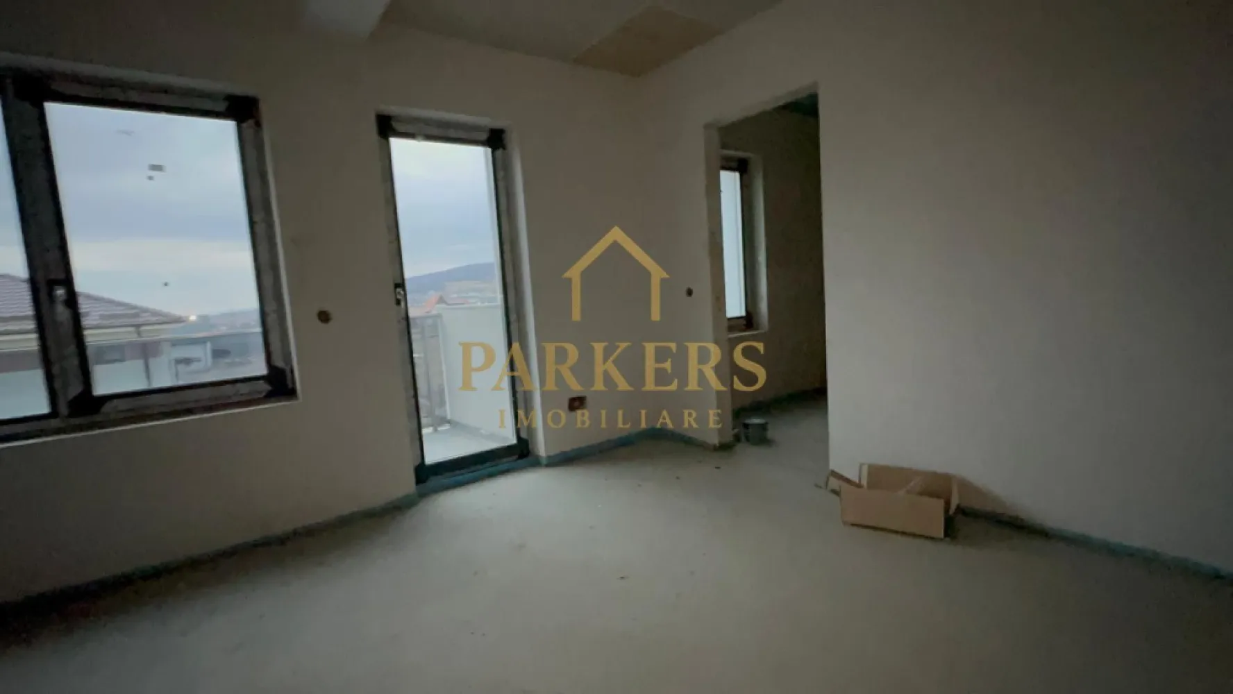 Casa Individuala cu teren de 700 mp de vanzare in Chinteni - Parkers Imobiliare vă propune spre vânzare o casă individuală, construcție nouă, situată într-o zonă liniștită, ideală pentru locuit. Suprafață & compartimentare: Suprafață utilă: 120 mp Teren: 700 mp Regim de înălțime: P + E Compartimentare: 3 dormitoare living spațios bucătărie birou dressing 3 băi pod utilizabil, podit Construcție & dotări: Izolație exterioară cu polistiren 15 cm Pod izolat cu lână de lemn Carte Funciară disponibilă Utilități: apă gaz canalizare curent fibră optică Proprietatea este ideală atât pentru locuință proprie, cât și pentru investiție, oferind curte generoasă și spațiu bine compartimentat. }}