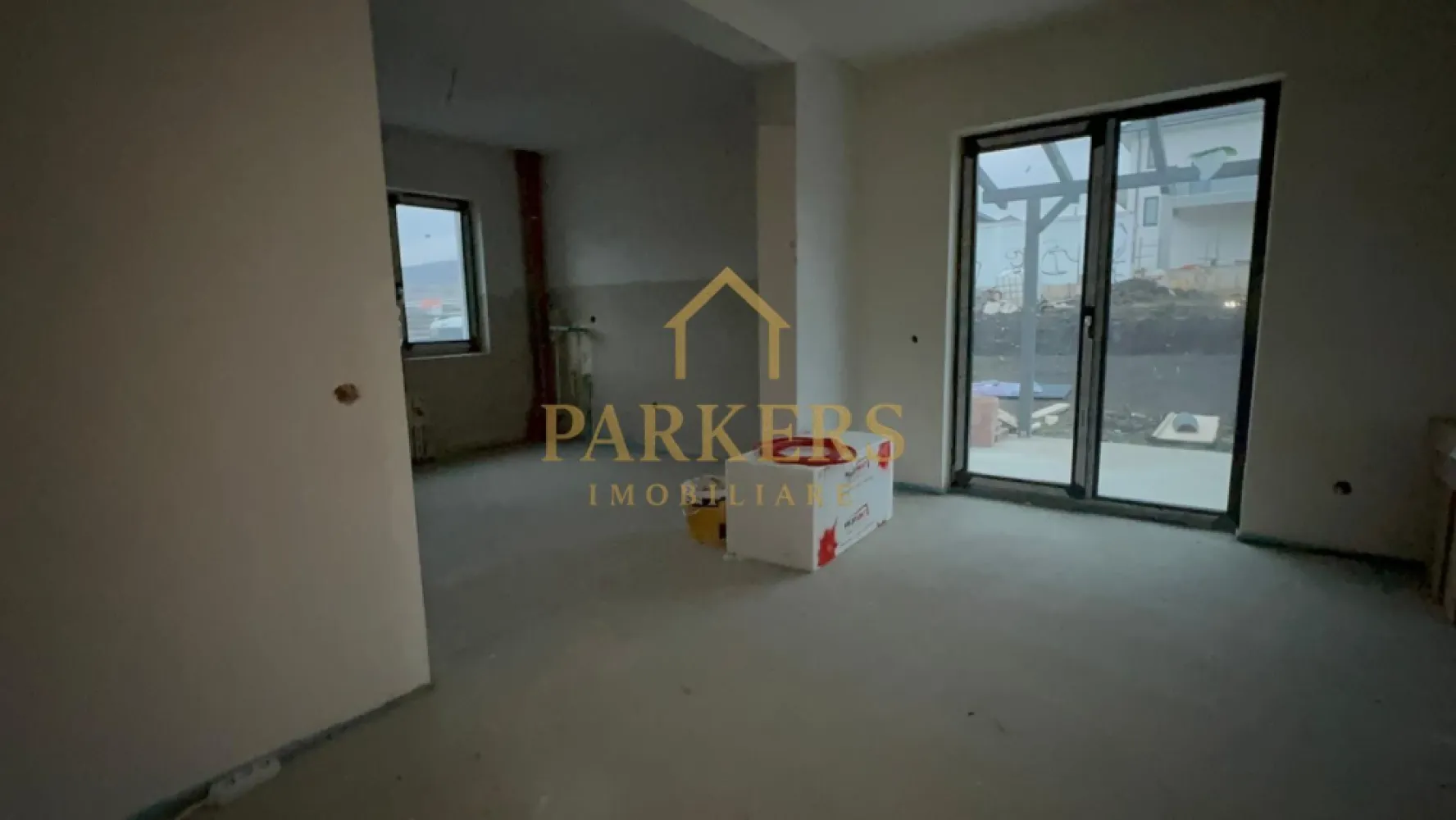 Casa Individuala cu teren de 700 mp de vanzare in Chinteni - Parkers Imobiliare vă propune spre vânzare o casă individuală, construcție nouă, situată într-o zonă liniștită, ideală pentru locuit. Suprafață & compartimentare: Suprafață utilă: 120 mp Teren: 700 mp Regim de înălțime: P + E Compartimentare: 3 dormitoare living spațios bucătărie birou dressing 3 băi pod utilizabil, podit Construcție & dotări: Izolație exterioară cu polistiren 15 cm Pod izolat cu lână de lemn Carte Funciară disponibilă Utilități: apă gaz canalizare curent fibră optică Proprietatea este ideală atât pentru locuință proprie, cât și pentru investiție, oferind curte generoasă și spațiu bine compartimentat. }}