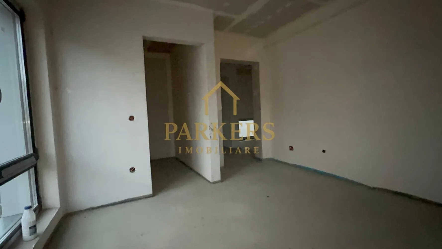 Casa Individuala cu teren de 700 mp de vanzare in Chinteni - Parkers Imobiliare vă propune spre vânzare o casă individuală, construcție nouă, situată într-o zonă liniștită, ideală pentru locuit. Suprafață & compartimentare: Suprafață utilă: 120 mp Teren: 700 mp Regim de înălțime: P + E Compartimentare: 3 dormitoare living spațios bucătărie birou dressing 3 băi pod utilizabil, podit Construcție & dotări: Izolație exterioară cu polistiren 15 cm Pod izolat cu lână de lemn Carte Funciară disponibilă Utilități: apă gaz canalizare curent fibră optică Proprietatea este ideală atât pentru locuință proprie, cât și pentru investiție, oferind curte generoasă și spațiu bine compartimentat. }}