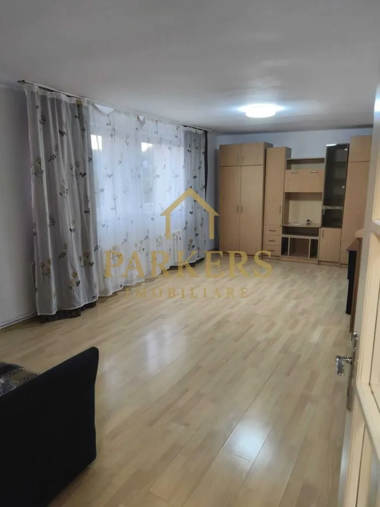 Apartament 42 mp utili de vânzare in Manastur Cluj-Napoca - Parkers Imobiliare vă oferă spre vânzare un apartament cu o cameră, spațios și luminos, situat în cartierul Mănăștur, una dintre cele mai căutate zone ale orașului. Cu o suprafață utilă de 42 mp, apartamentul se află la etajul 4 din 4 al unui imobil solid, construit în anul 1980. Locuința este finisată, pregătită pentru mutare imediată și reprezintă o oportunitate excelentă atât pentru locuit, cât și pentru investiție. Acces facil la transport public, magazine, parcuri și alte facilități urbane.
