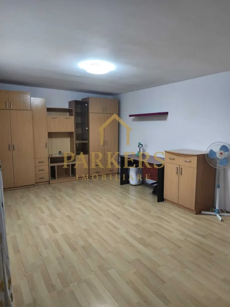 Apartament 42 mp utili de vânzare in Manastur Cluj-Napoca - Parkers Imobiliare vă oferă spre vânzare un apartament cu o cameră, spațios și luminos, situat în cartierul Mănăștur, una dintre cele mai căutate zone ale orașului. Cu o suprafață utilă de 42 mp, apartamentul se află la etajul 4 din 4 al unui imobil solid, construit în anul 1980. Locuința este finisată, pregătită pentru mutare imediată și reprezintă o oportunitate excelentă atât pentru locuit, cât și pentru investiție. Acces facil la transport public, magazine, parcuri și alte facilități urbane. }}