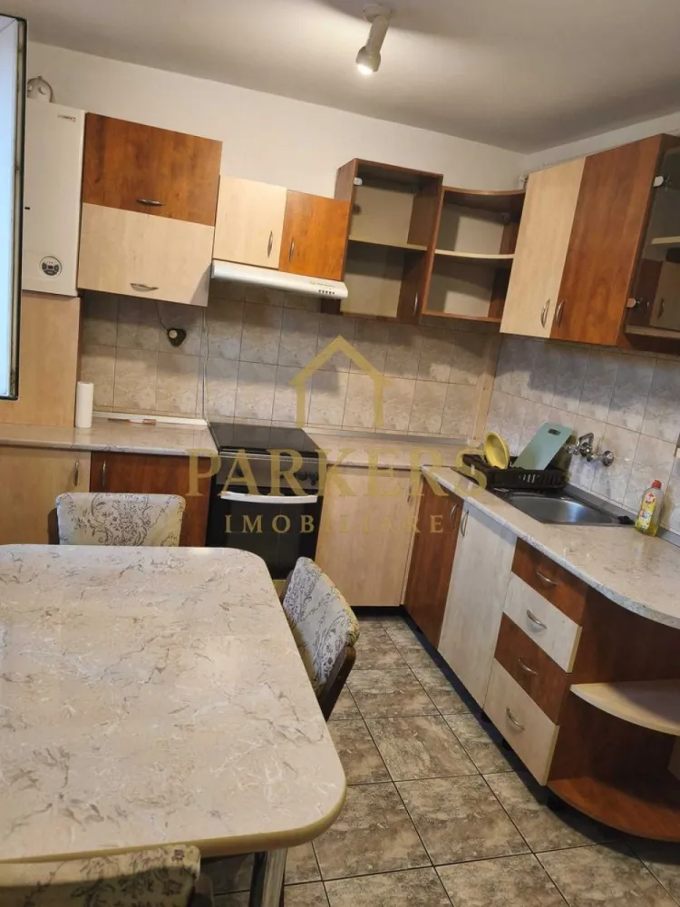 Apartament 42 mp utili de vânzare in Manastur Cluj-Napoca - Parkers Imobiliare vă oferă spre vânzare un apartament cu o cameră, spațios și luminos, situat în cartierul Mănăștur, una dintre cele mai căutate zone ale orașului. Cu o suprafață utilă de 42 mp, apartamentul se află la etajul 4 din 4 al unui imobil solid, construit în anul 1980. Locuința este finisată, pregătită pentru mutare imediată și reprezintă o oportunitate excelentă atât pentru locuit, cât și pentru investiție. Acces facil la transport public, magazine, parcuri și alte facilități urbane. }}