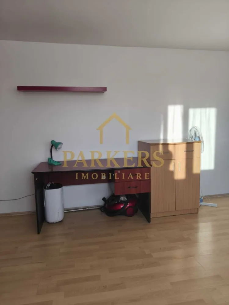 Apartament 42 mp utili de vânzare in Manastur Cluj-Napoca - Parkers Imobiliare vă oferă spre vânzare un apartament cu o cameră, spațios și luminos, situat în cartierul Mănăștur, una dintre cele mai căutate zone ale orașului. Cu o suprafață utilă de 42 mp, apartamentul se află la etajul 4 din 4 al unui imobil solid, construit în anul 1980. Locuința este finisată, pregătită pentru mutare imediată și reprezintă o oportunitate excelentă atât pentru locuit, cât și pentru investiție. Acces facil la transport public, magazine, parcuri și alte facilități urbane. }}