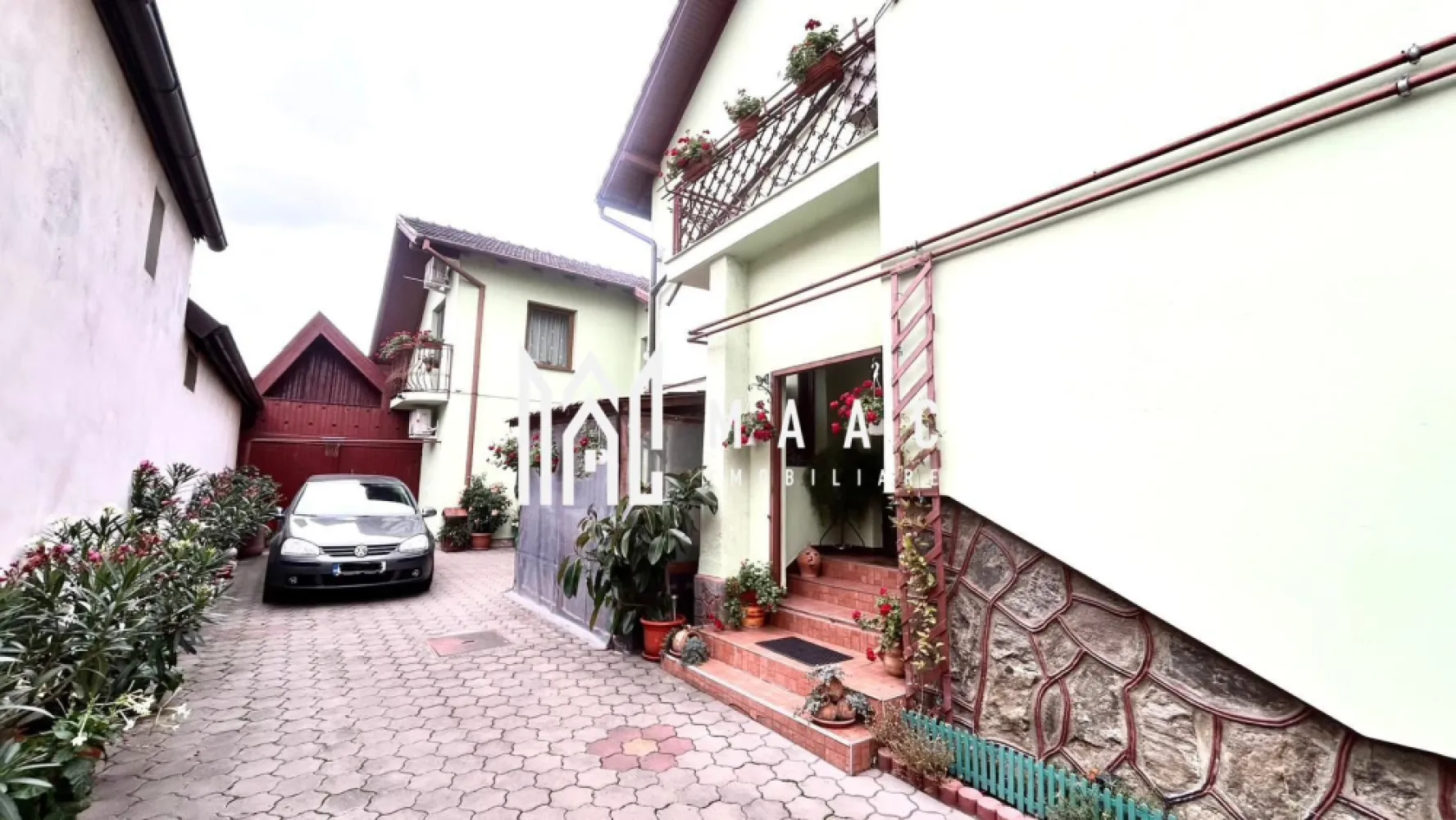 Case duplex | 5 camere | 2 corpuri | Garaj | 185 mp utili | Turnisor - Maac Imobiliare prezintă spre vânzare un imobil de tip duplex, compus din 2 corpuri de casă, ideal pentru o familie care își dorește spațiu, confort și intimitate, sau chiar pentru două familii care doresc să locuiască aproape, dar păstrând independența. Caracteristici principale: • Suprafață utilă: 185 mp • Suprafață teren: 382 mp • Amprenta pe teren: 130 mp • Suprafața curte liberă : 252mp • Compartimentare: 5 camere (inclusiv 2 livinguri), 1 bucătărie, 3 băi, 2 balcoane, 1 terasă • Pivniță și multiple spații de depozitare • Două centrale termice pentru confort optim • Garaj cu acces auto • Curte cu locuri de parcare disponibile • Grădină în partea din spate a casei Dotări suplimentare: • Instalație de supraveghere (camere) • Instalație de aer condiționat • Instalație electrică trifazică 380 V • Acoperiș din țiglă • Tâmplărie exterioară termopan, interioară din lemn și termopan Proprietatea se remarcă prin cele două corpuri de casă, fiind potrivită pentru o familie numeroasă sau pentru două familii care doresc să locuiască împreună, dar cu independență completă. Localizare: Zona Turnișor este recunoscută pentru accesibilitatea către centrul Sibiului, farmacii, magazine, bănci, școli și toate punctele de interes. Totuși, casa nu este situată la o stradă principală, ceea ce asigură liniște și intimitate deplină. Pentru mai multe detalii, precizați telefonic că ați văzut anunțul cu ID: CP2850924. }}