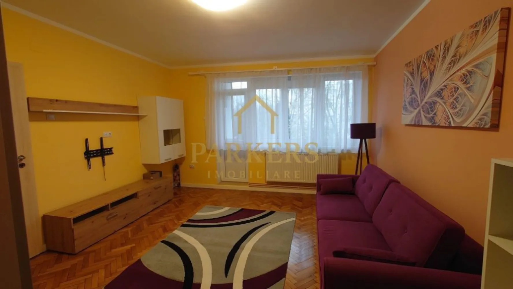 Ap. 2 camere de închiriat, decomandat, 60mp, lângă Platinia Mall - Parkers Imobiliare oferă spre închiriere un apartament cu 2 camere decomandate, spațios și bine compartimentat, situat pe strada Plopilor, la doar 5 minute de mers pe jos de Platinia Mall și în imediata apropiere a Parcului Central și Sălii Polivalente. Apartamentul este ideal pentru un cuplu sau o persoană care își dorește liniște, verdeață și acces rapid către centru. Detalii principale: - Suprafață utilă 60 mp - Etaj 2 din 4 - Living cu ieșire la balcon tip logie - Dormitor separat - Bucătărie separată - Baie cu geam și duș walk-in - Complet mobilat și utilat - Centrală termică proprie Condiții: - Chirie lunară 500 euro - Garanție o lună - Contract pe termen lung (minim 1 an) }}