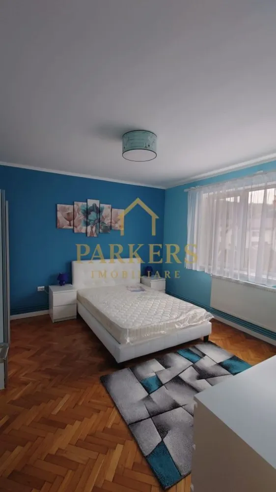 Ap. 2 camere de închiriat, decomandat, 60mp, lângă Platinia Mall - Parkers Imobiliare oferă spre închiriere un apartament cu 2 camere decomandate, spațios și bine compartimentat, situat pe strada Plopilor, la doar 5 minute de mers pe jos de Platinia Mall și în imediata apropiere a Parcului Central și Sălii Polivalente. Apartamentul este ideal pentru un cuplu sau o persoană care își dorește liniște, verdeață și acces rapid către centru. Detalii principale: - Suprafață utilă 60 mp - Etaj 2 din 4 - Living cu ieșire la balcon tip logie - Dormitor separat - Bucătărie separată - Baie cu geam și duș walk-in - Complet mobilat și utilat - Centrală termică proprie Condiții: - Chirie lunară 500 euro - Garanție o lună - Contract pe termen lung (minim 1 an) }}