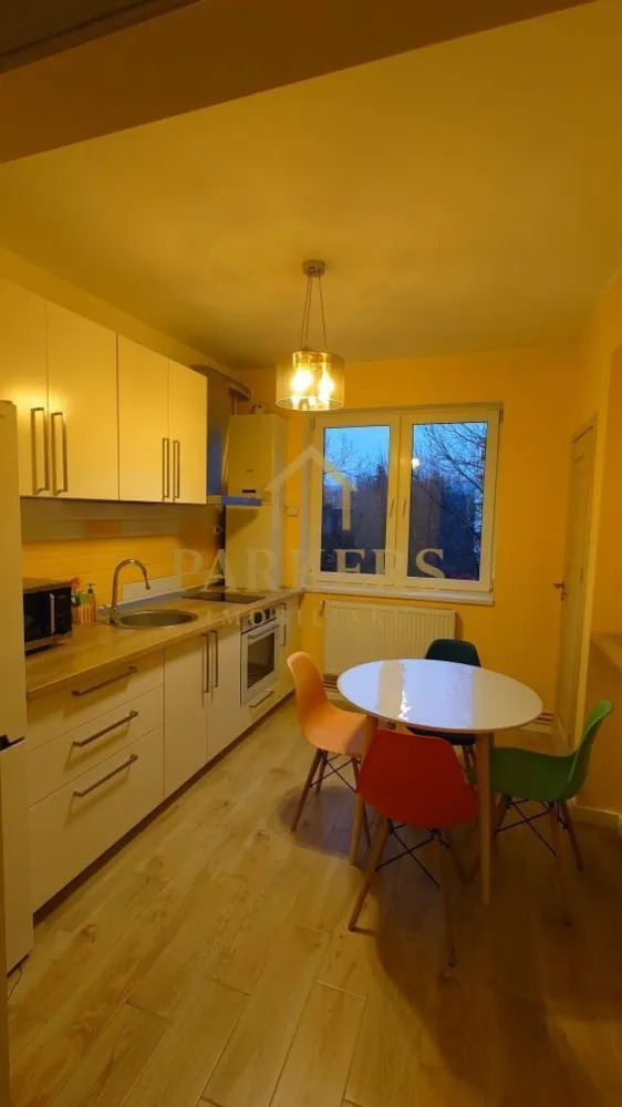 Ap. 2 camere de închiriat, decomandat, 60mp, lângă Platinia Mall - Parkers Imobiliare oferă spre închiriere un apartament cu 2 camere decomandate, spațios și bine compartimentat, situat pe strada Plopilor, la doar 5 minute de mers pe jos de Platinia Mall și în imediata apropiere a Parcului Central și Sălii Polivalente. Apartamentul este ideal pentru un cuplu sau o persoană care își dorește liniște, verdeață și acces rapid către centru. Detalii principale: - Suprafață utilă 60 mp - Etaj 2 din 4 - Living cu ieșire la balcon tip logie - Dormitor separat - Bucătărie separată - Baie cu geam și duș walk-in - Complet mobilat și utilat - Centrală termică proprie Condiții: - Chirie lunară 500 euro - Garanție o lună - Contract pe termen lung (minim 1 an) }}