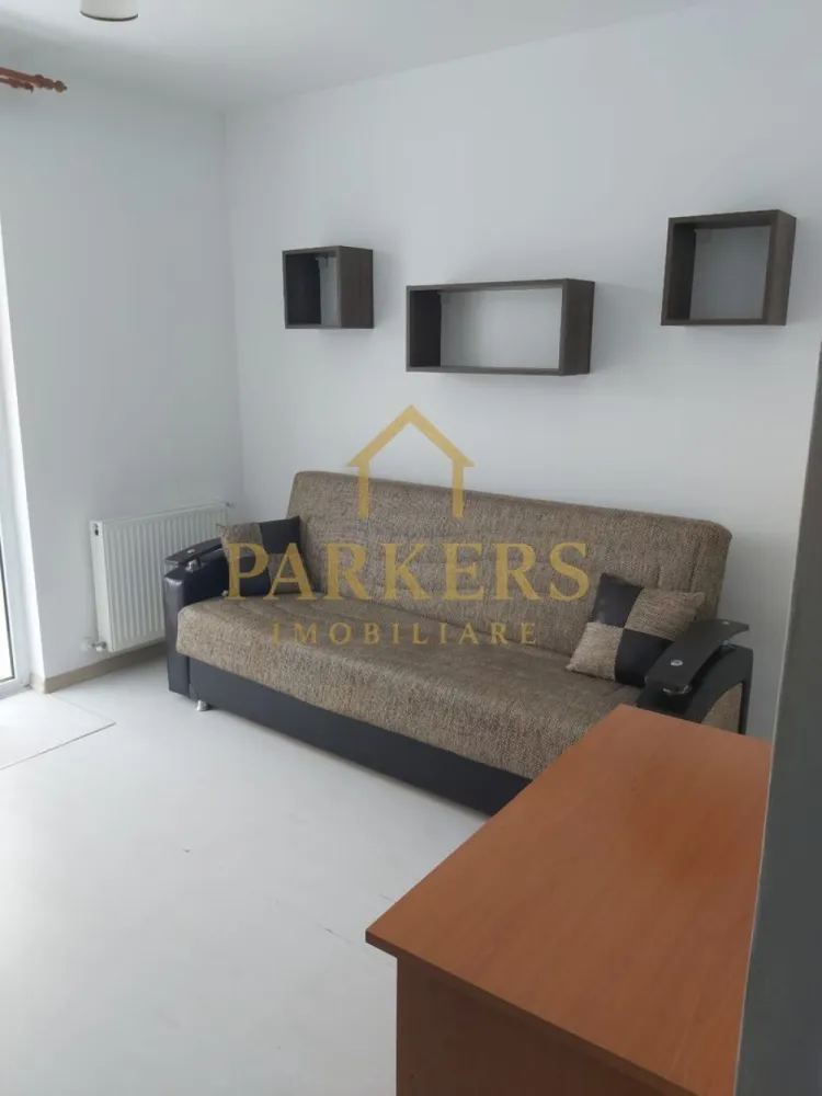 Apartament cu o cameră de închiriat, în Florești, zona eroilor - Parkers Imobiliare oferă spre închiriere apartament cu o cameră situat la etajul 3 într-un imobil P plus 4 etaje având suprafață utilă de 33mp și terasă de 6 mp cu orientare sudică, compartimentat în bucătărie, dormitor, baie și terasă cu acces din dormitor și bucătărie, complet mobilat cu finisaje moderne și mobilier la comandă, amplasat într-o zonă ușor accesibilă, aproape de supermarketuri, piață, stație de autobuz și alte puncte de interes. Eficiență energetică clasa B; garanție 400 euro; nu se acceptă animale de companie.